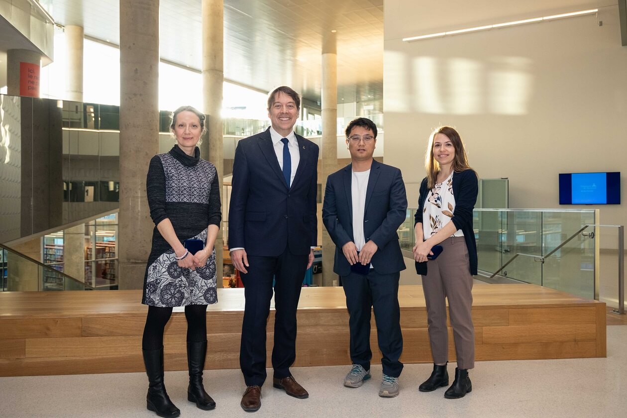 Les gagnants des médailles d’excellence en recherche: Géraldine Mossière, Bang Liu et Marie-Ève Daspe, en compagnie du doyen de la FAS, Frédéric Bouchard, au centre.