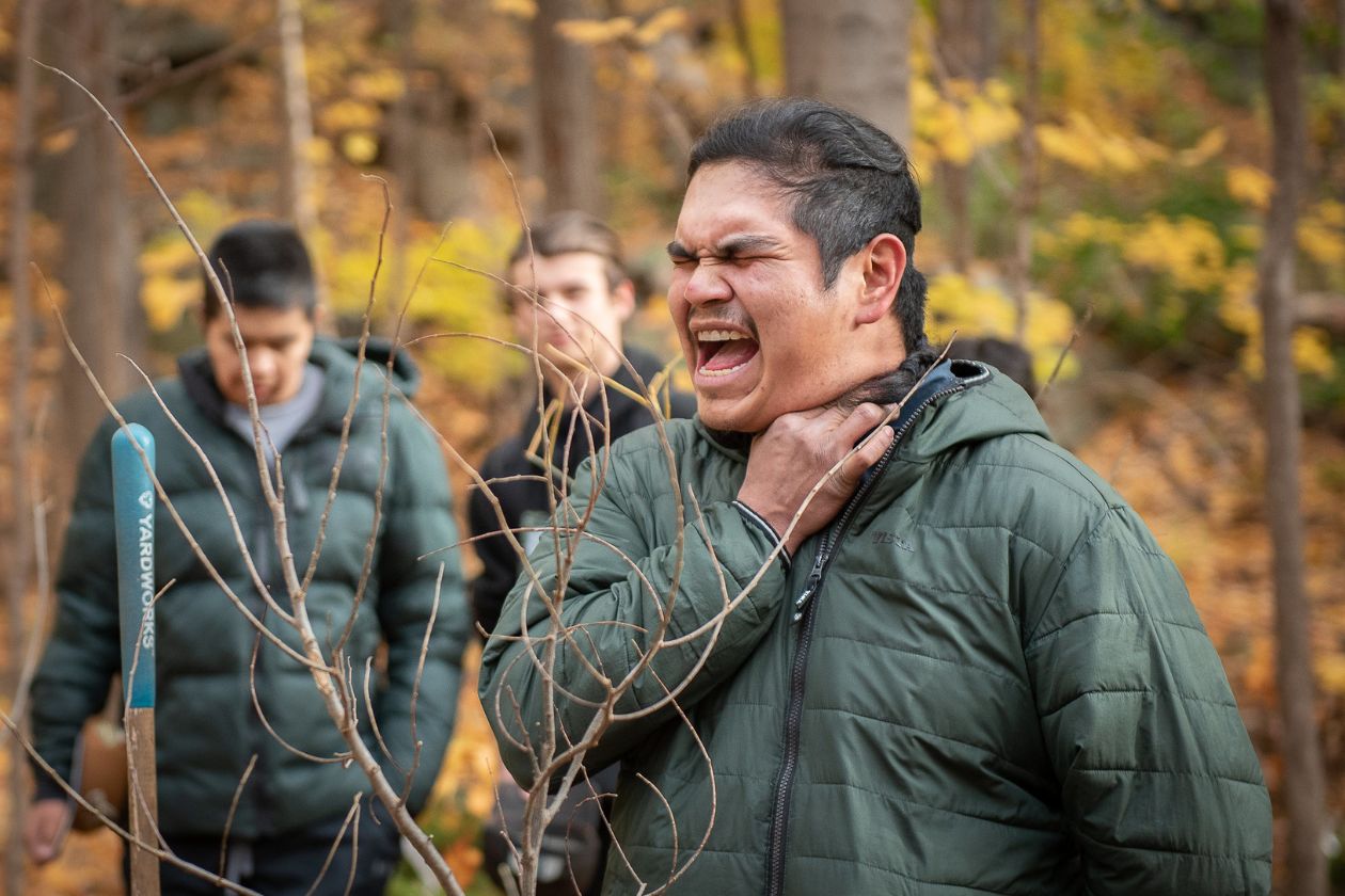 Une fois le bouleau mis en terre, le professeur de savoir ancestral Léonard Weizineau a entonné un chant rituel d'une grande beauté.