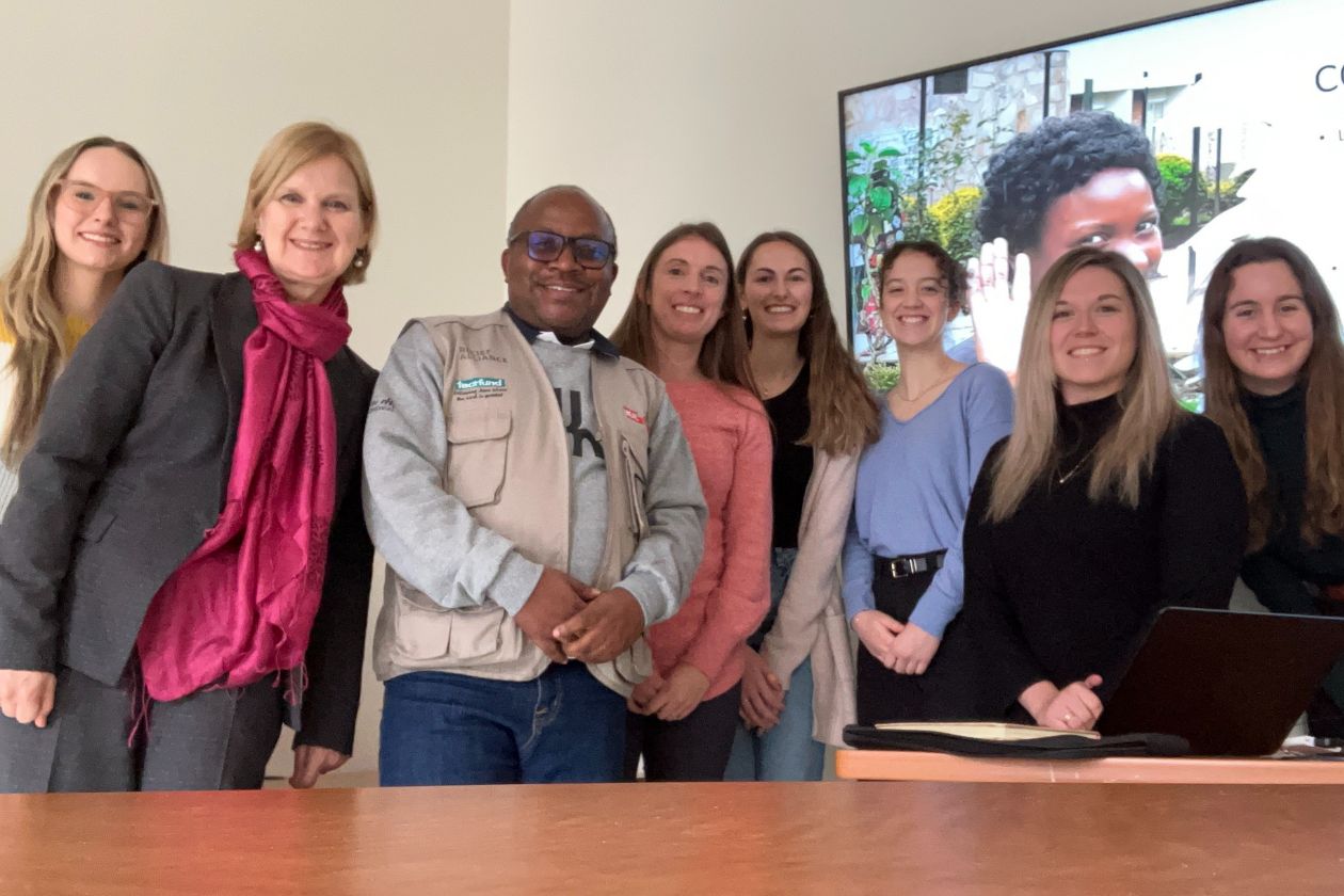 Samuel Musisiva a rejoint le Centre de justice pour les victimes d’actes criminels de Montréal pour son séjour de recherche à l’UdeM, effectué sous la supervision de Sophie Bergeron, directrice scientifique du Centre de recherche interdisciplinaire sur les problèmes conjugaux et les agressions sexuelles.