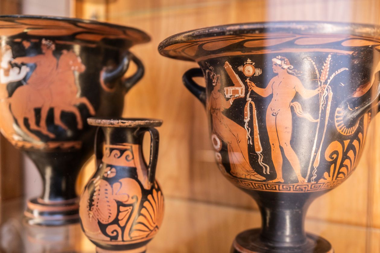 Le Centre d'études classiques de l’Université de Montréal possède plus d’une centaine de sculptures, mosaïques et vases grecs et romains.