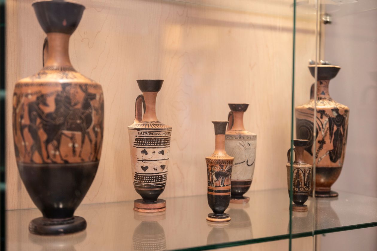 Le Centre d'études classiques de l’Université de Montréal possède plus d’une centaine de sculptures, mosaïques et vases grecs et romains.