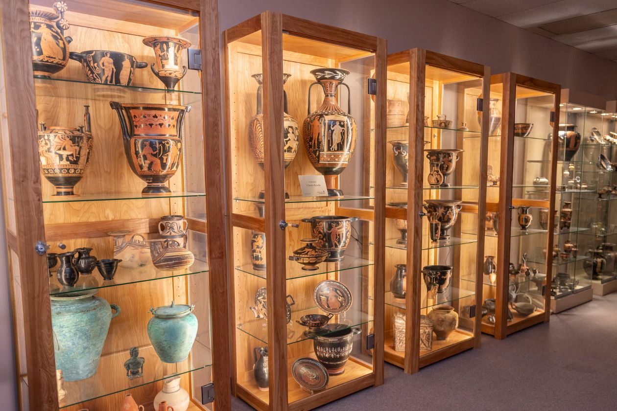 Le Centre d'études classiques de l’Université de Montréal possède plus d’une centaine de sculptures, mosaïques et vases grecs et romains.