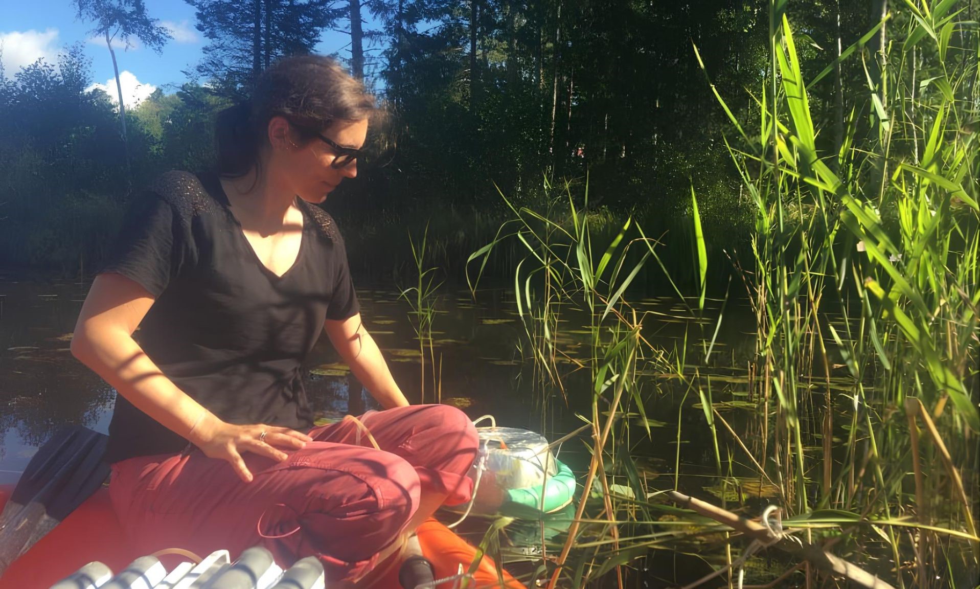 Charlotte Grasset, researcher at Uppsala University and first author, sampling in the littoral zone of lake Strandsjön, in Sweden.