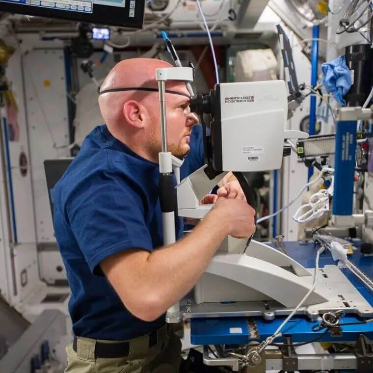 L'astronaute de l'ESA (Agence spatiale européenne), Alexander Gerst, effectue un examen ophtalmologique dans le cadre de l'étude sur la santé oculaire.