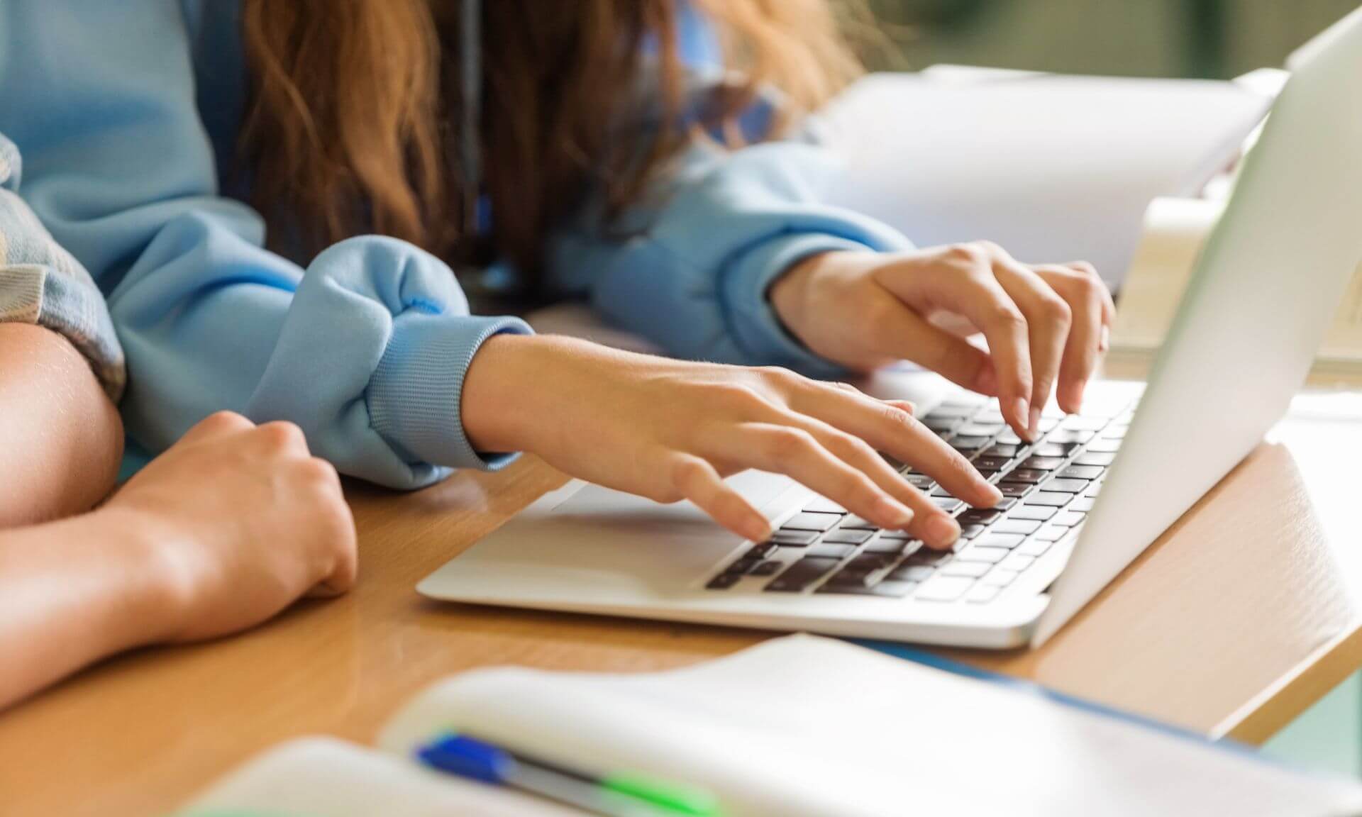 Selon Dave Anctil, les jeunes diplômés font face à des obstacles croissants à leur entrée sur le marché du travail, puisque «l’IA effectue de plus en plus les tâches traditionnellement confiées aux employés en début de carrière».