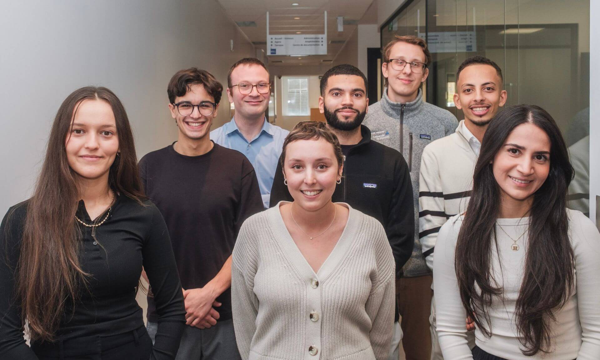 Les représentants du comité CDM Pharmaco: au premier plan Sabrina Djemhi (révision), Marie-Ève Newberry (coprésidente) et Homa Danaie (révision); au deuxième plan Justin Bélanger (communications), Abderahmane El Khiraoui (fiches pharmacologiques) et Zakaria Chajai (coprésident); à l’arrière Alexandre Rivard (fiches pharmacologiques) et Iliya Dmitriev (coprésident). Absentes sur la photo: Lina Khadraoui et Malika Djouamaa (capsules, ateliers et vignettes); Clara Brassard (communications).