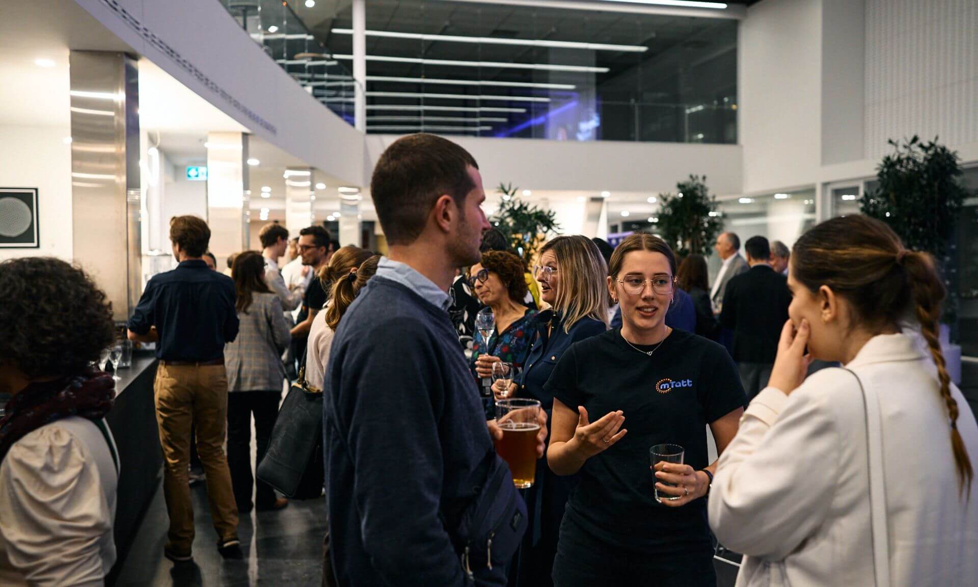 Les invités de la soirée discutent pendant la délibération des juges