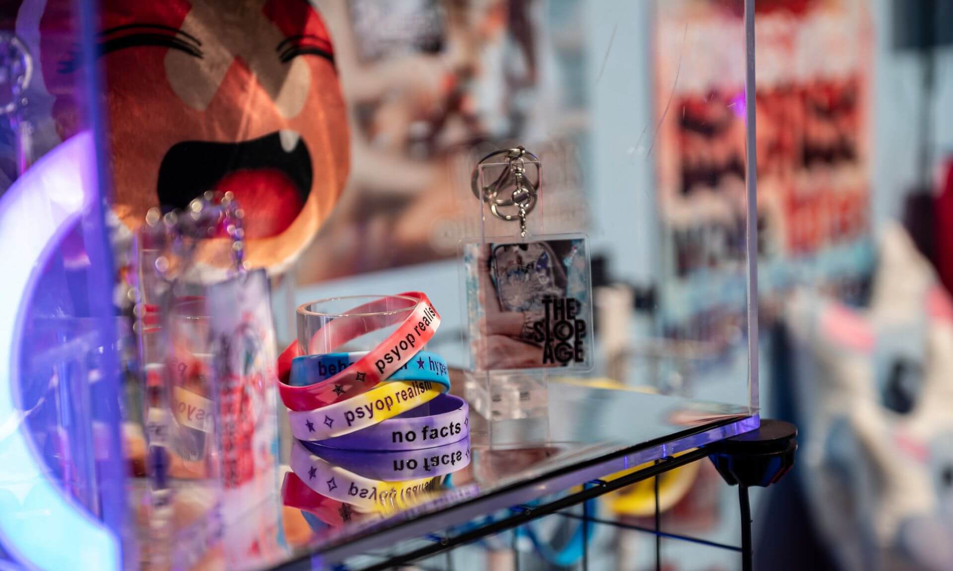 Détail de l'installation "SlopPsyopRealism(plea$e subscribe)" de Francisco Gonzàlez-Rosas.