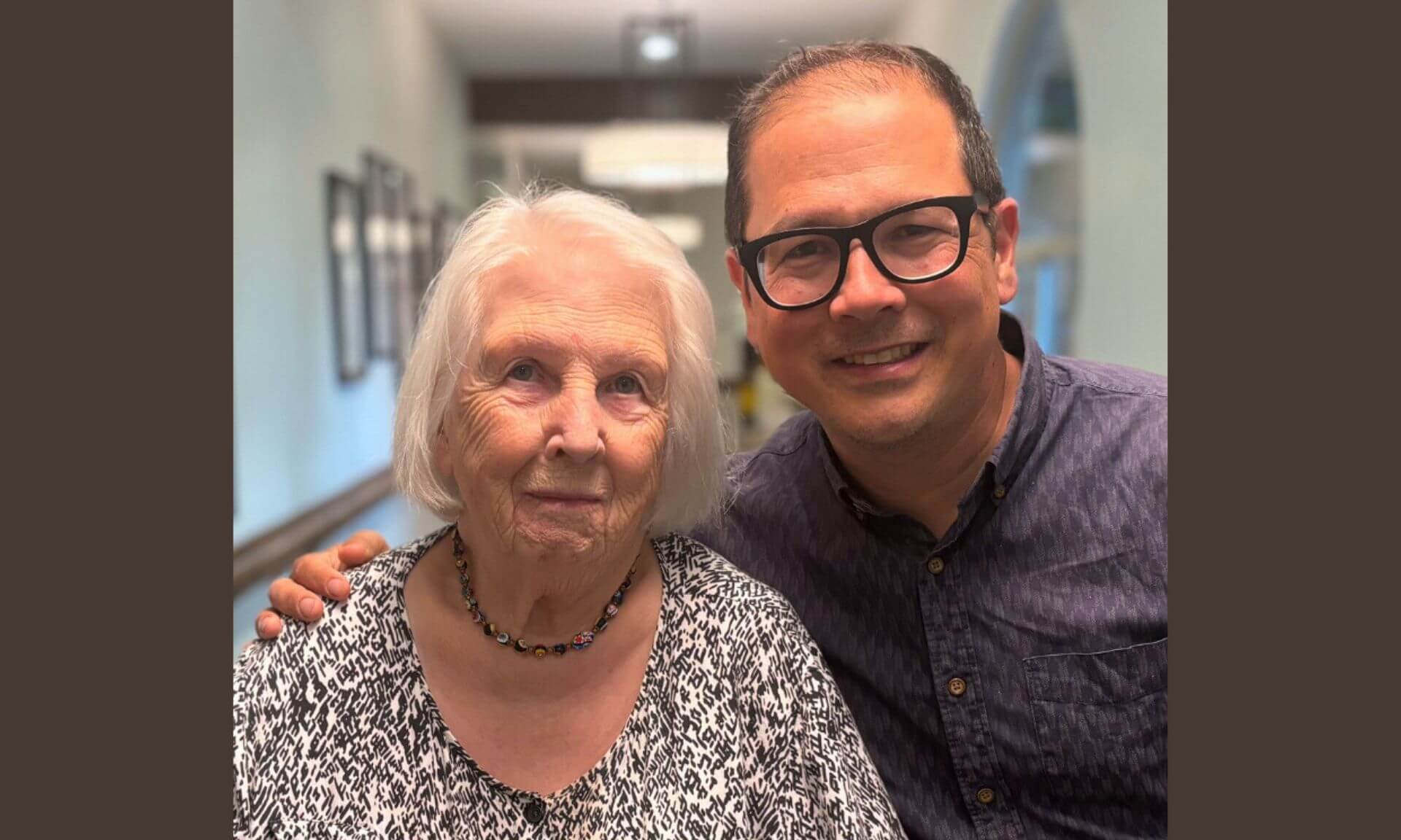 Le professeur Pierre Minn accompagné de sa mère, Patricia Lynch