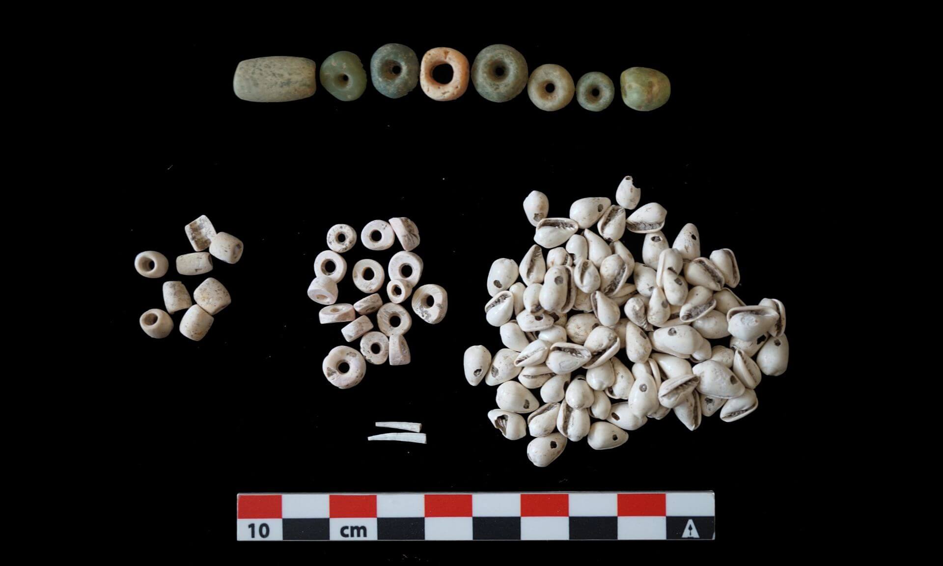 Des bijoux retrouvés dans des tombes d’enfants mayas.