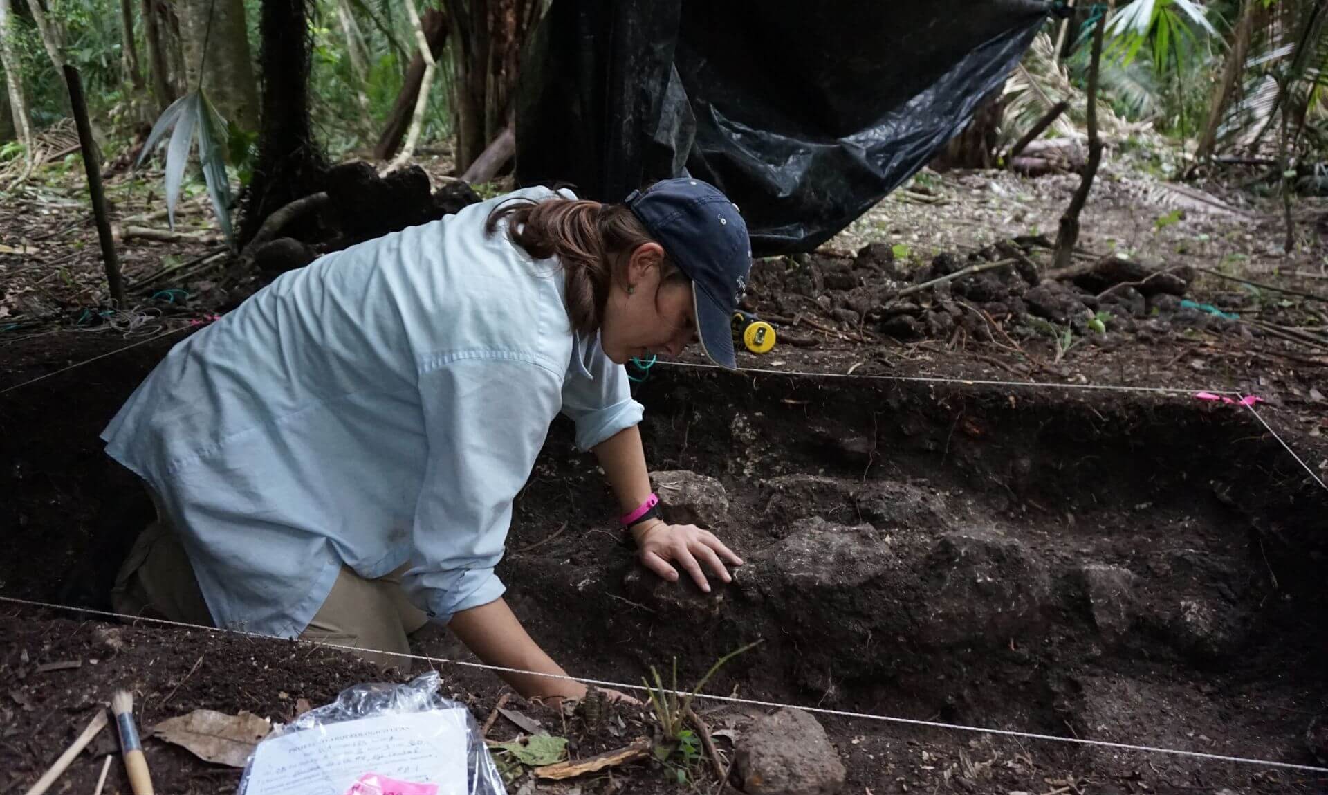 Christina T. Halperin fouillant à Ucanal.