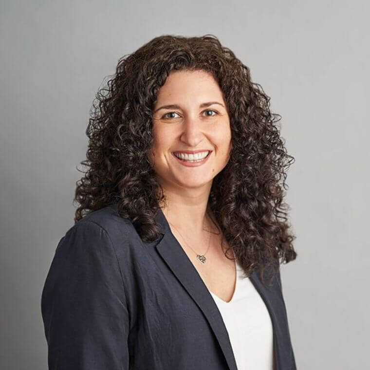 Emilia Liana Falcone, professeure agrégée de clinique au Département de médecine ainsi qu'au Département de microbiologie, infectiologie et immunologie de l'Université de Montréal