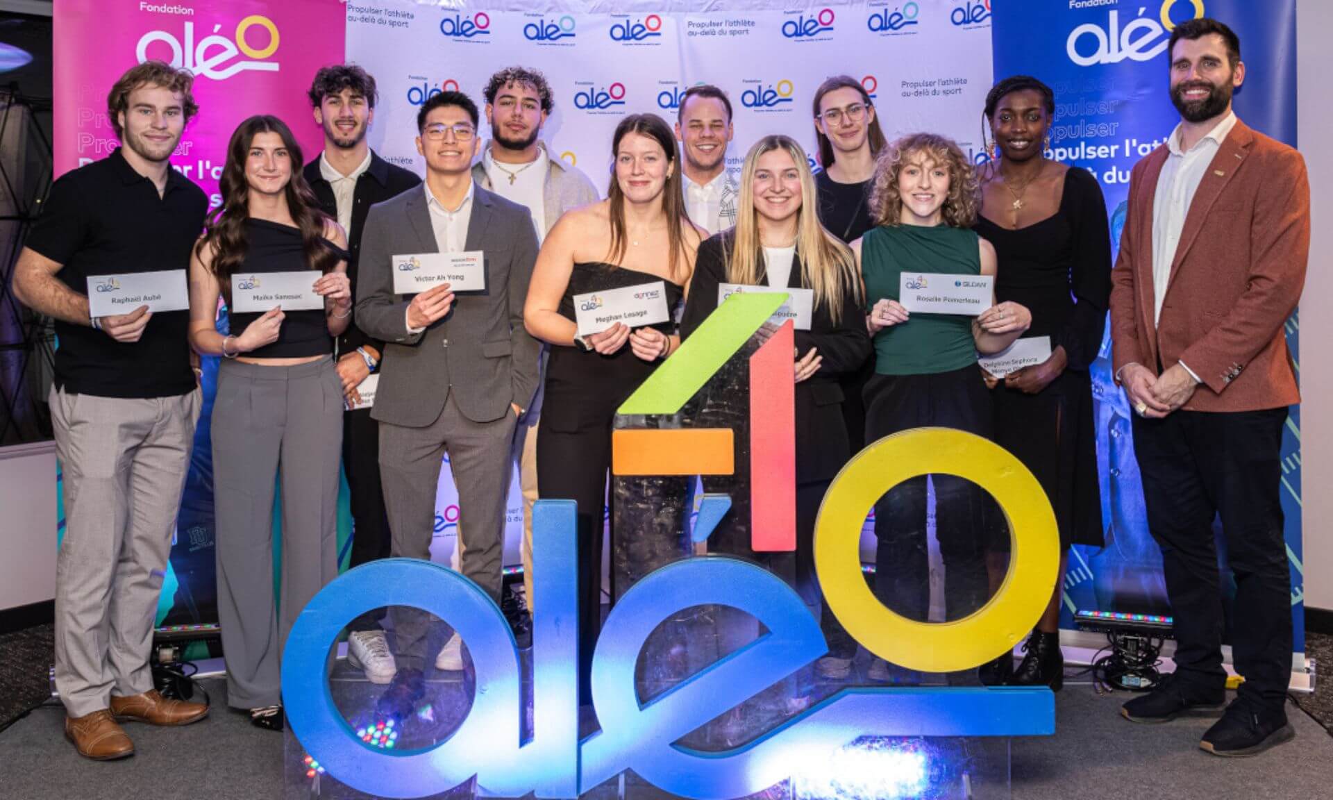 Récipiendaires de bourses universitaires de l'Université de Montréal en compagnie de Frédéric Chagnon, coordonnateur des programmes de bourses de la Fondation Aléo.