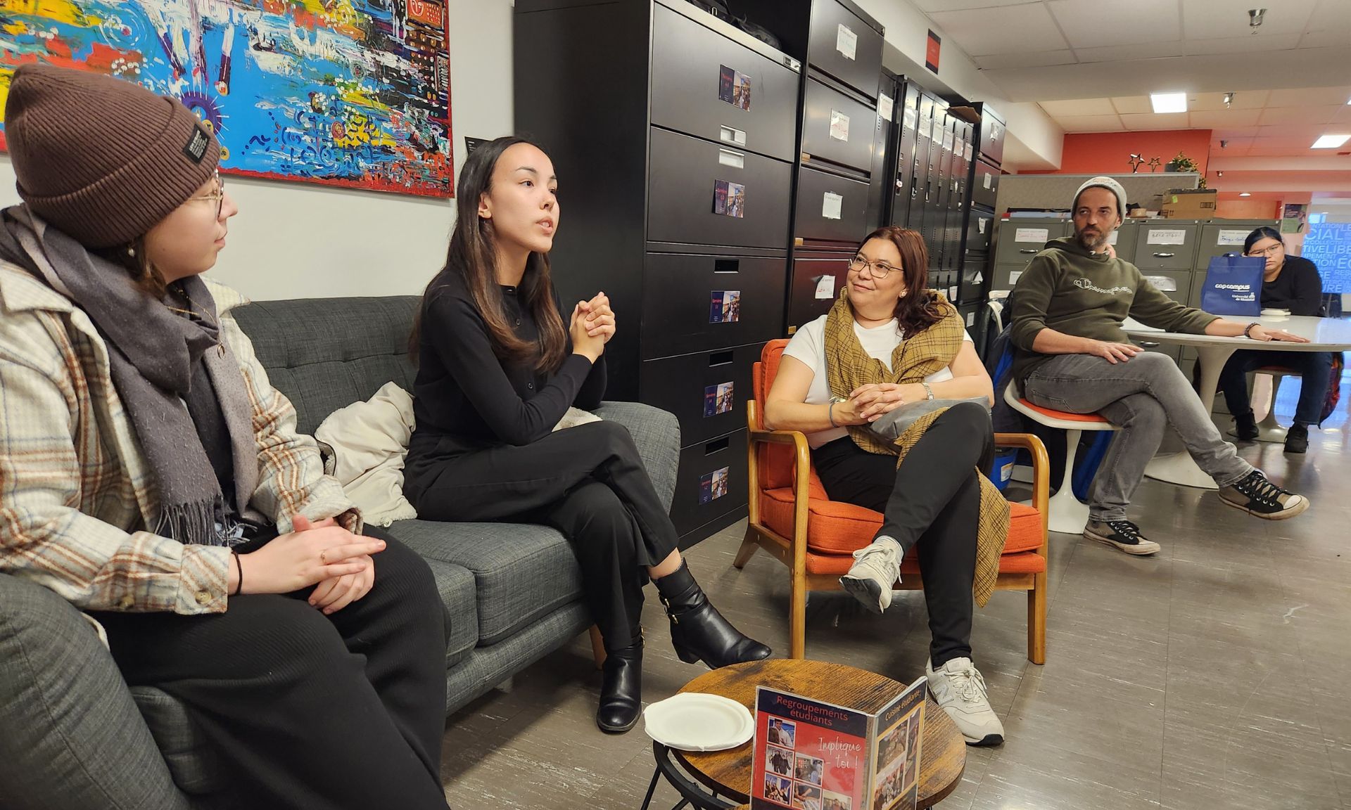 La doctorante Coralie Niquay, la coordonnatrice à la sécurisation culturelle Leticia Uasheiau Bacon,  de même que Karine Awashish et Vincent Hamelle, de la Coop Nitaskinan,  lors du cercle de partage.