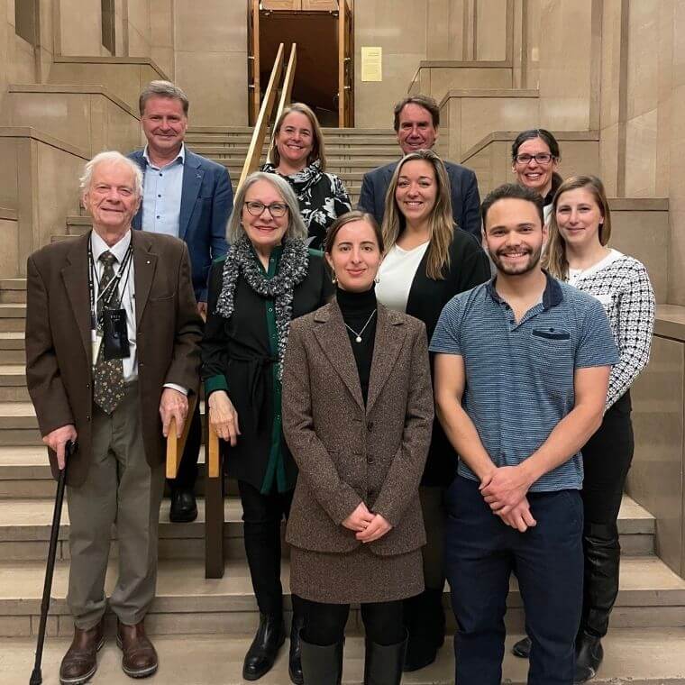 Rangée arrière: Patrick Cossette; Elsa Rossignol, professeure agrégée aux départements de neurosciences et de pédiatrie; Alexandre Prat; et Valérie Mongrain. Deuxième rangée: Serge Rossignol; Céline Germain, donatrice et épouse de feu Tomàs Reader; Tanya Leduc; et Martine Tétreault. Première rangée: Anne-Catherine Chouinard et Ali Gharbienne, récipiendaires des Bourses de prestige Tomàs-Reader.
