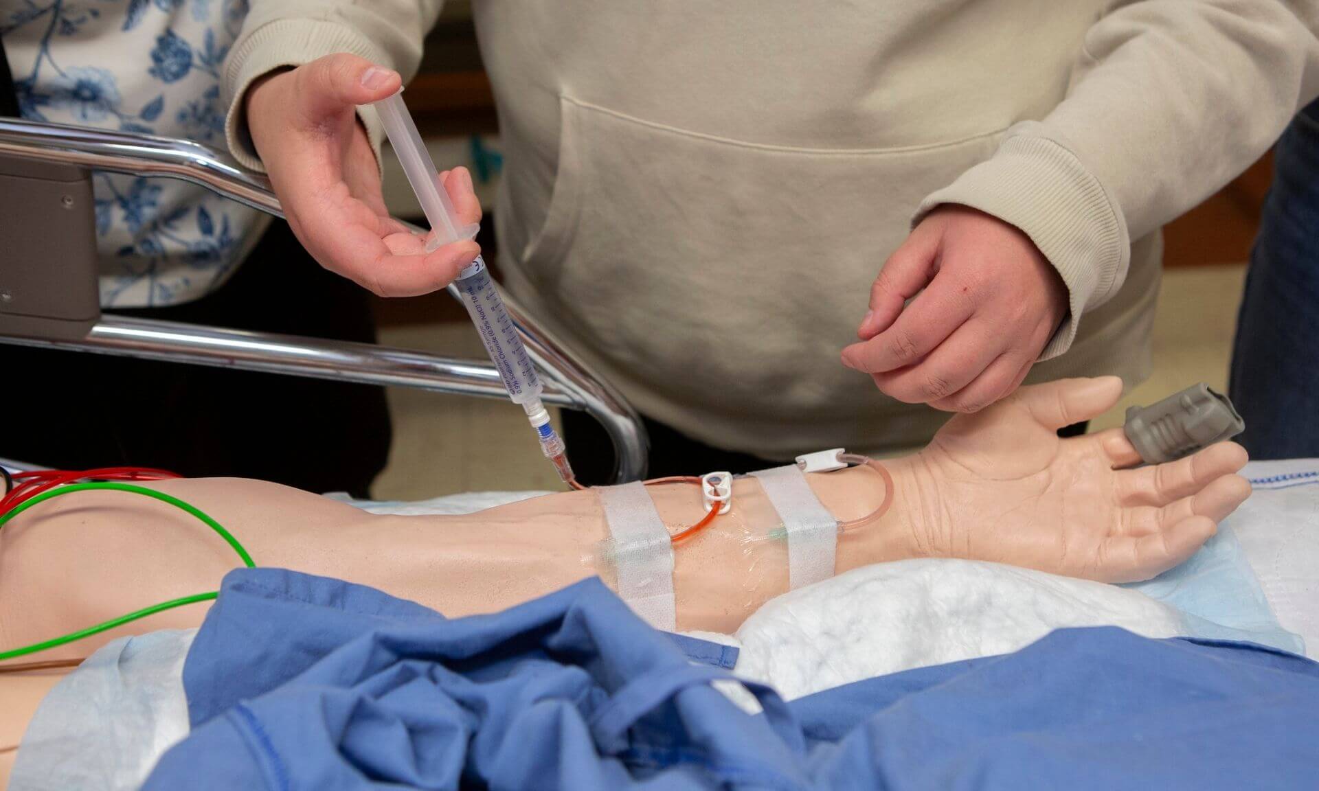 Des élèves de Pessamit au Centre d’expertise en simulation en santé.