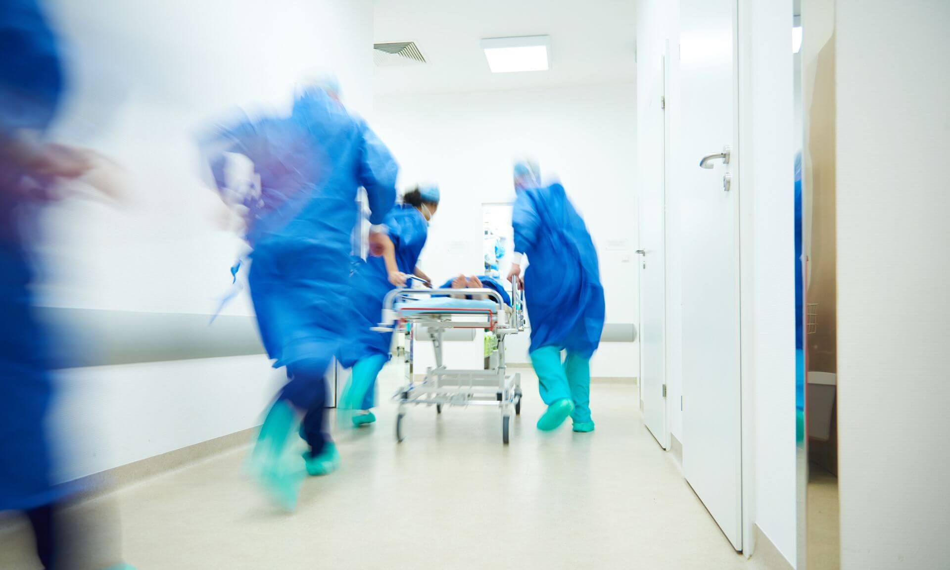 Au cours des périodes de confinement et de couvre-feu liées à la pandémie, le nombre de personnes blessées par balle admises au Centre intégré de traumatologie de l'Hôpital du Sacré-Cœur-de-Montréal a augmenté de 52 %. Une hausse qui s'est résorbée dès la levée des mesures sanitaires.