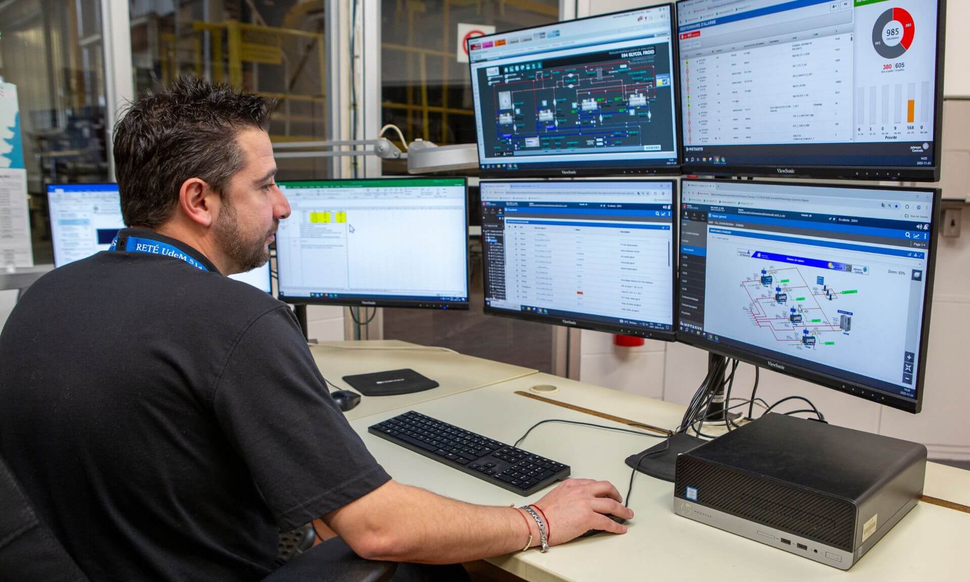 Un employé de la Direction des immeubles consulte sur ses écrans d'ordinateur l'état des systèmes électromécaniques à l'UdeM.