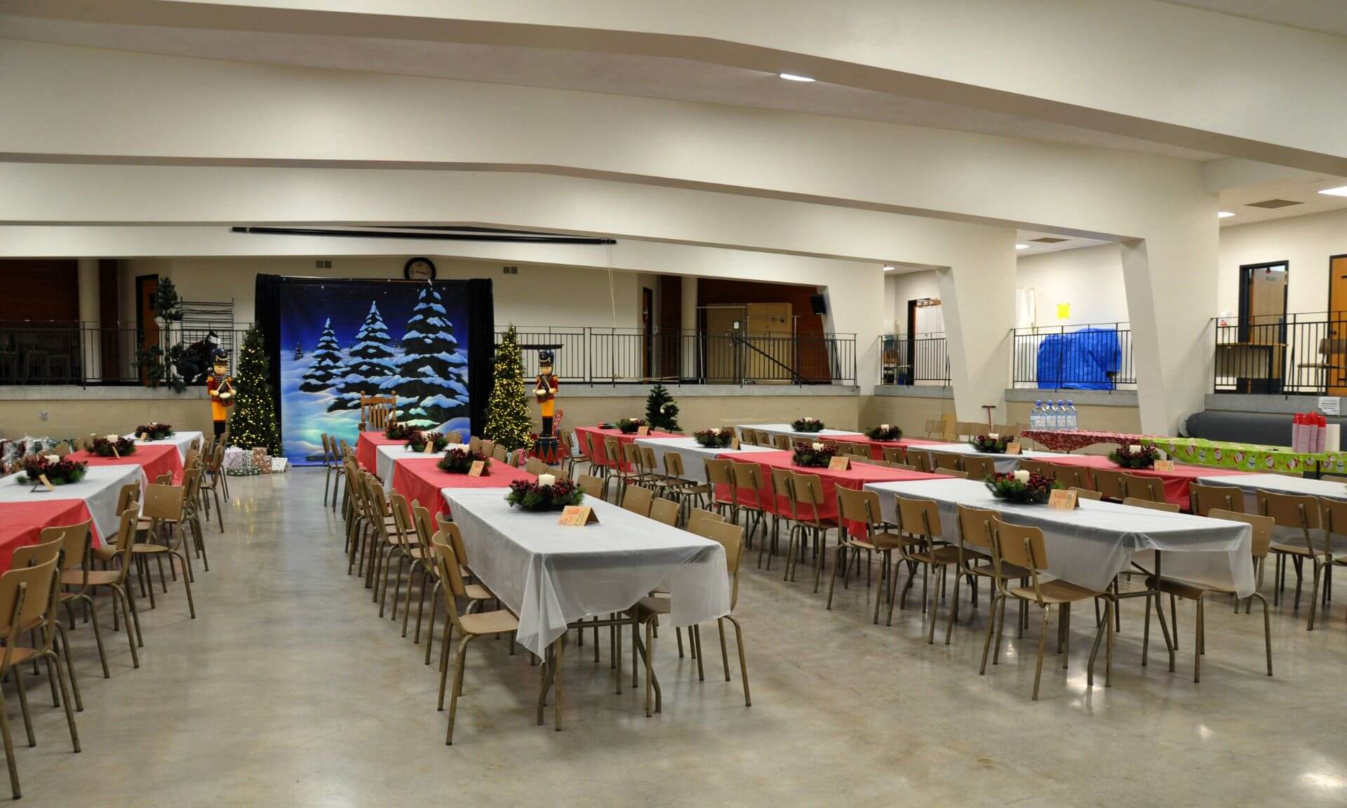 La salle a été décorée avec soin par les étudiantes et d’autres bénévoles.