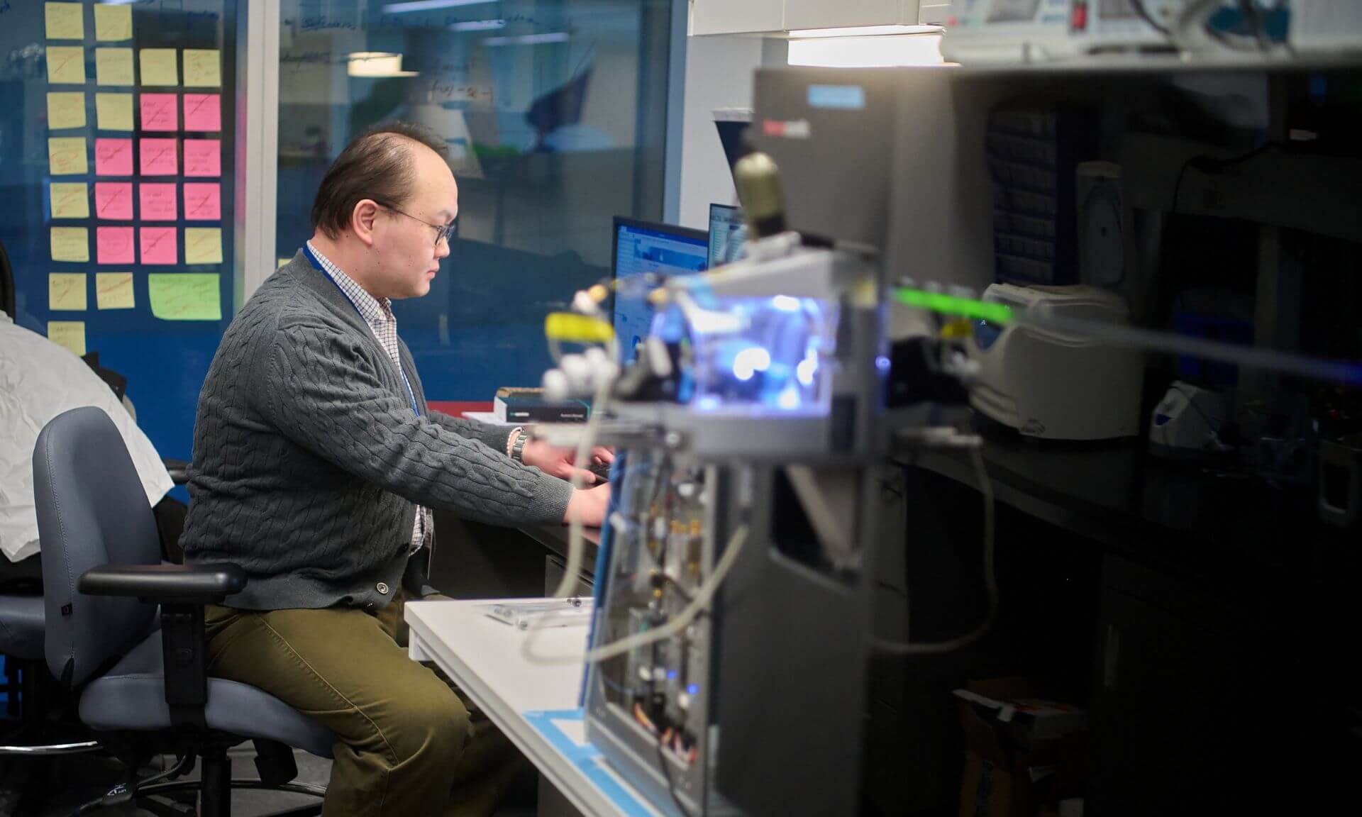 Zhaoguan Wu, l'un des auteurs de l'étude, travaille au spectromètre de masse.
