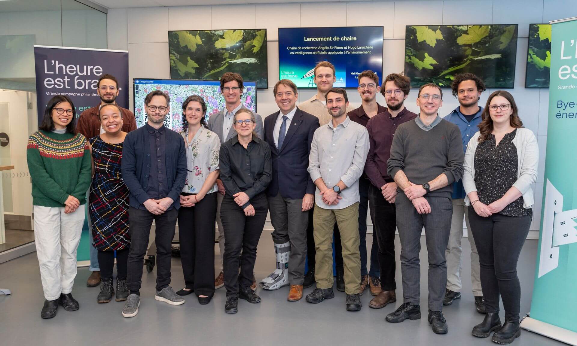 Les donateurs, le doyen de la FAS Frédéric Bouchard, Etienne Laliberté, et des membres de son laboratoire lors du lancement de la Chaire.