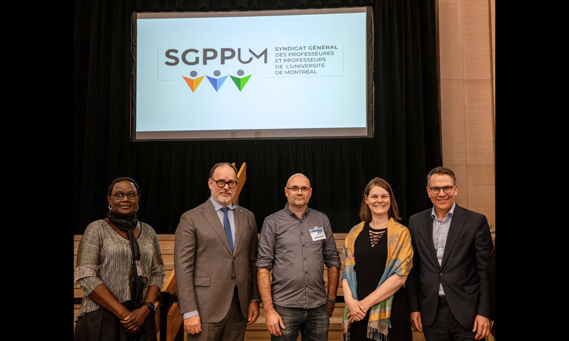 Fasal Kanoute, en compagnie du recteur Daniel Jutras, du président et de la vice-présidente du SGPPUM Arnaud Duhoux et Chantal Gagnon, et de Michael Pecho, vice-recteur à la philanthropie et à l’engagement des diplômés.