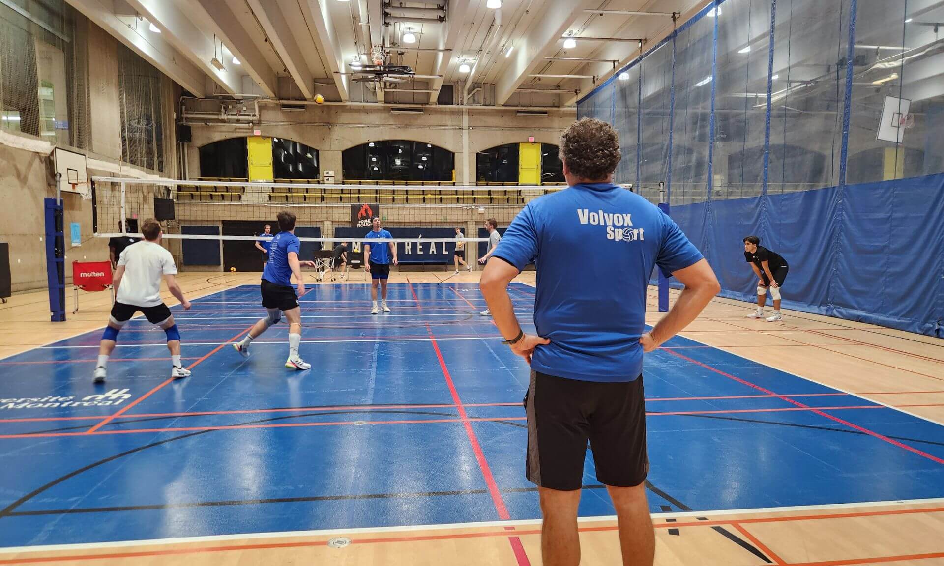 Ghazi Guidara analysant les tactiques mises à l'oeuvre par son équipe.