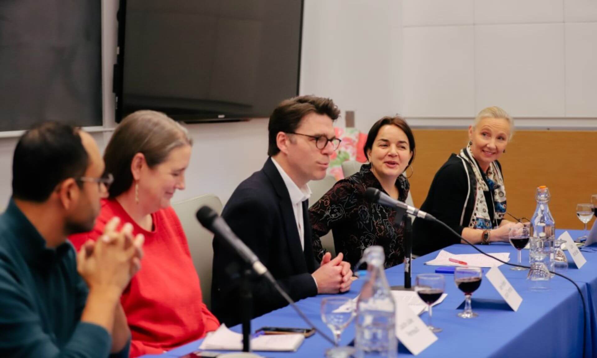 Alexis De Lancer et Laura-Julie Perreault, journalistes, lors du « face-à-face » avec les chercheuses Magdalena Dembinska et Cécile Van de Velde. Au centre, l’animateur du panel Jean-Frédéric Légaré-Tremblay.
