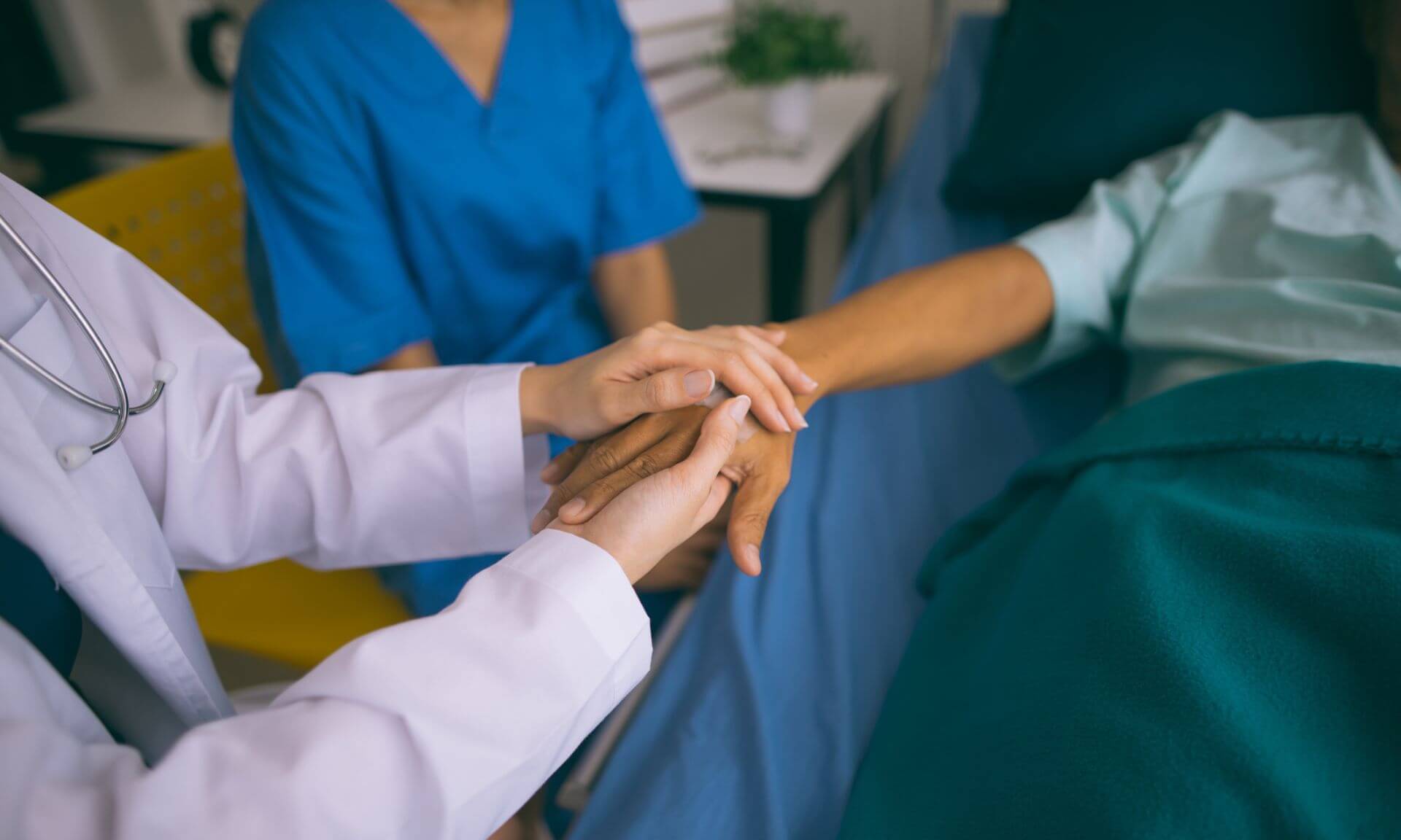 Lorsqu'il analyse une demande d'aide médicale à mourir, l'éthicien clinique doit, entre autres, discerner les causes profondes de la souffrance et déterminer si elle est réellement intolérable, et s'assurer que le consentement de la personne est libre et éclairé.