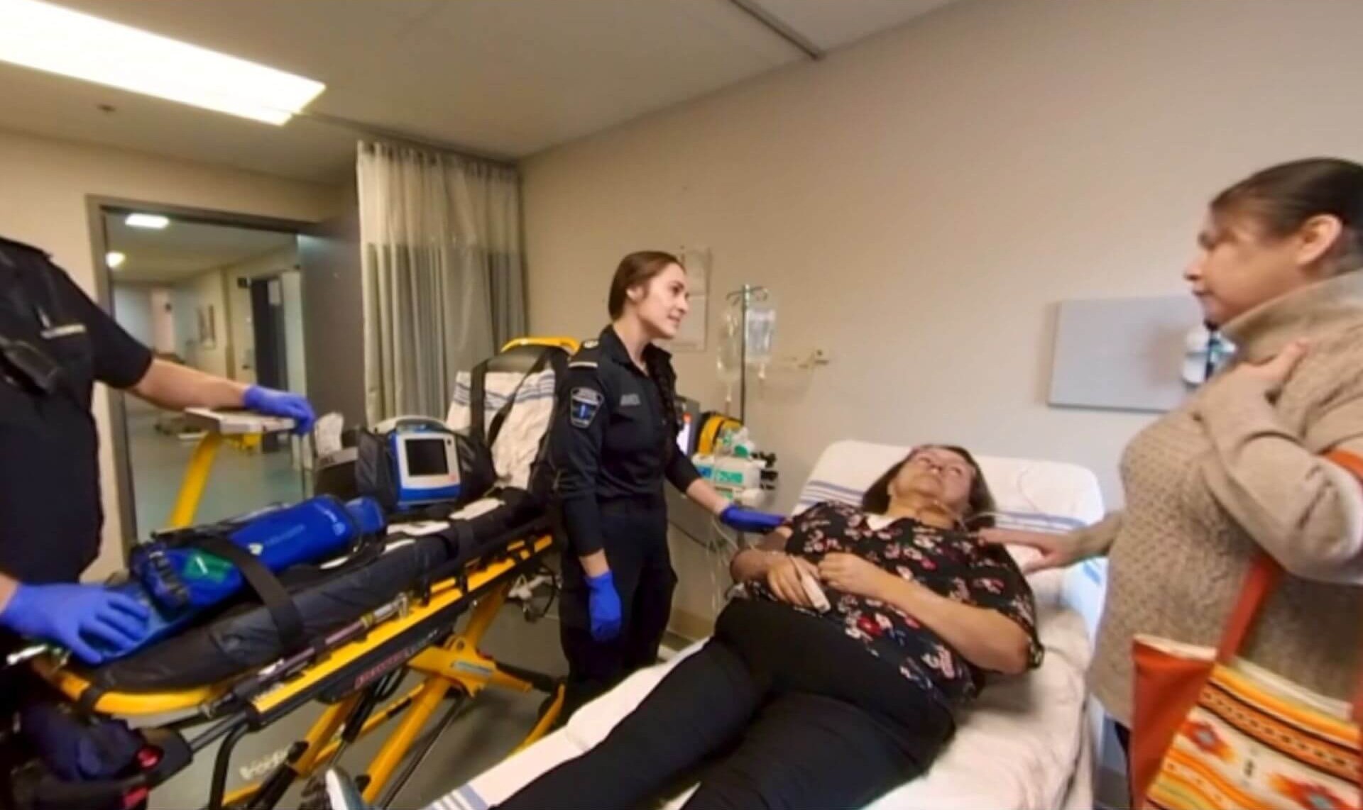 La simulation virtuelle nous plonge du point de vue de l’infirmière, dès la prise en charge de la patiente atikamekw avec les techniciens ambulanciers paramédicaux.