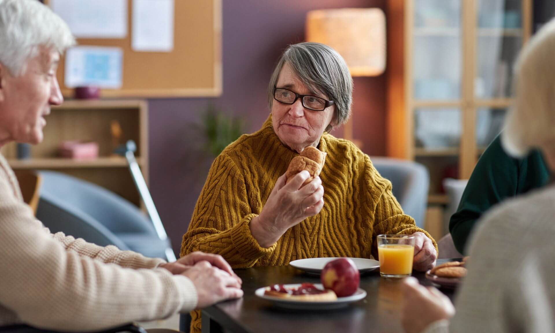 Que mangent les personnes vivant dans les résidences privées pour aînés, et dans quelles conditions? C'est ce à quoi répondent Marie Marquis et Frédérick Lozeau Laplante dans leur livre "L'alimentation en RPA: défis, perspectives et avenir".