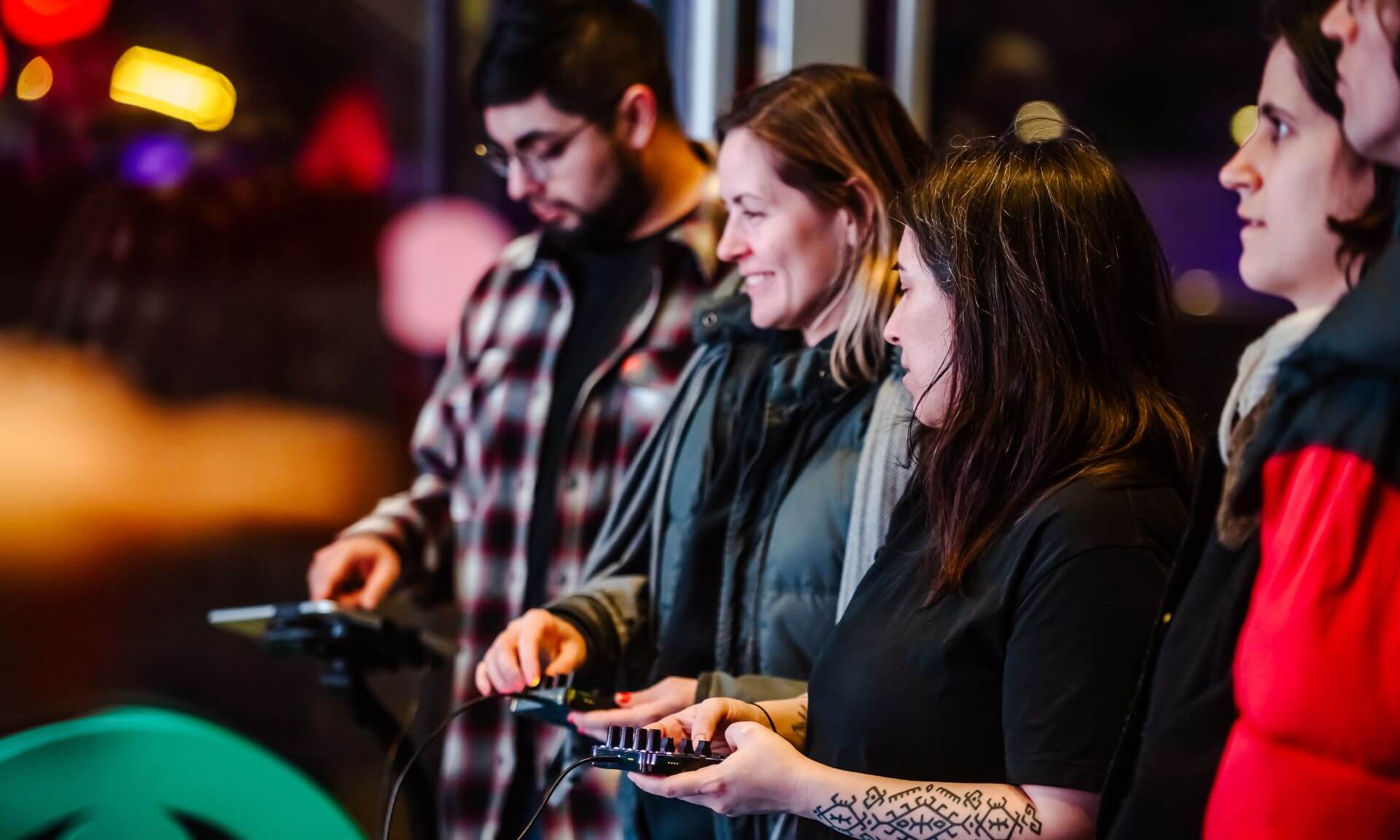 Des visiteurs assemblent des archives inédites de l’ONF afin de créer un court métrage.