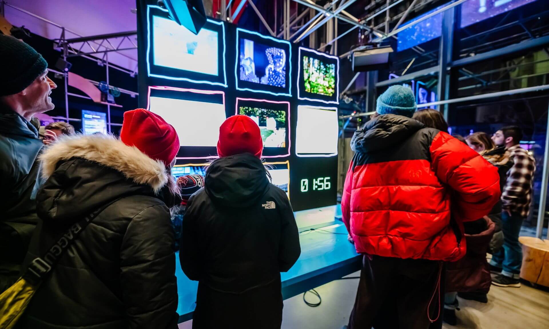 Des visiteurs assemblent des archives inédites de l’ONF afin de créer un court métrage.