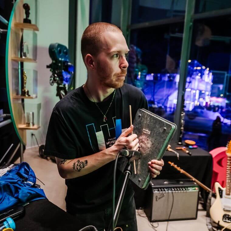 Jaden Brown, responsable du bruitage en début de soirée