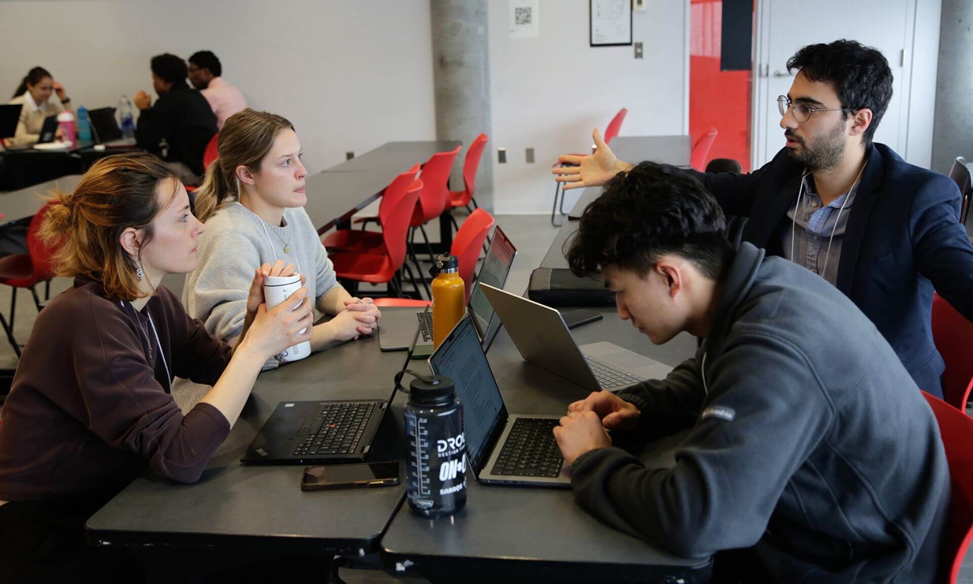 Équipe au travail. De gauche à droite: Sandra Simard (doctorat en physique médicale), Laurence Danis (doctorat en génie biomédical), George Fayad (fellow en ORL pédiatrique) et Wenbo Chen (médecine 1re année)