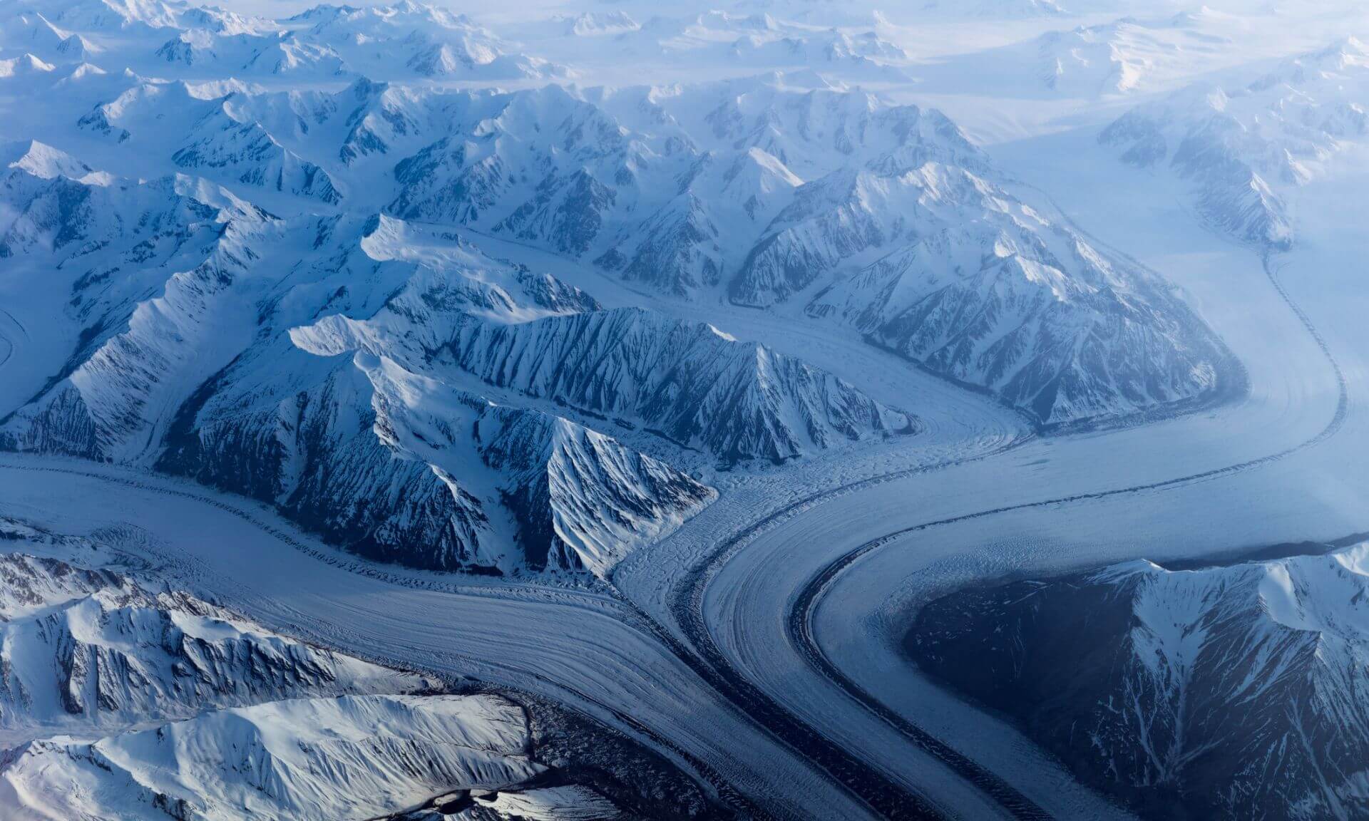 Le glacier Kaskawulsh dans la vallée ’A’ą̈y Chù’ du parc national Kluane au Yukon.