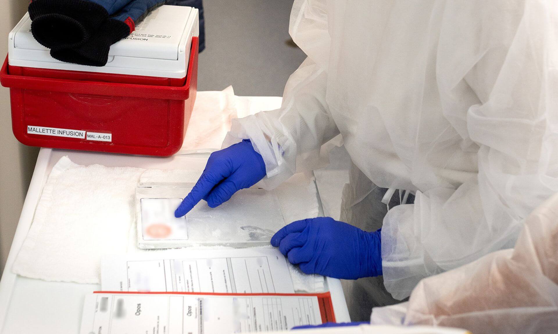 Un technologiste du laboratoire de thérapie cellulaire vérifie la concordance des renseignements du patient avec le produit cellulaire.