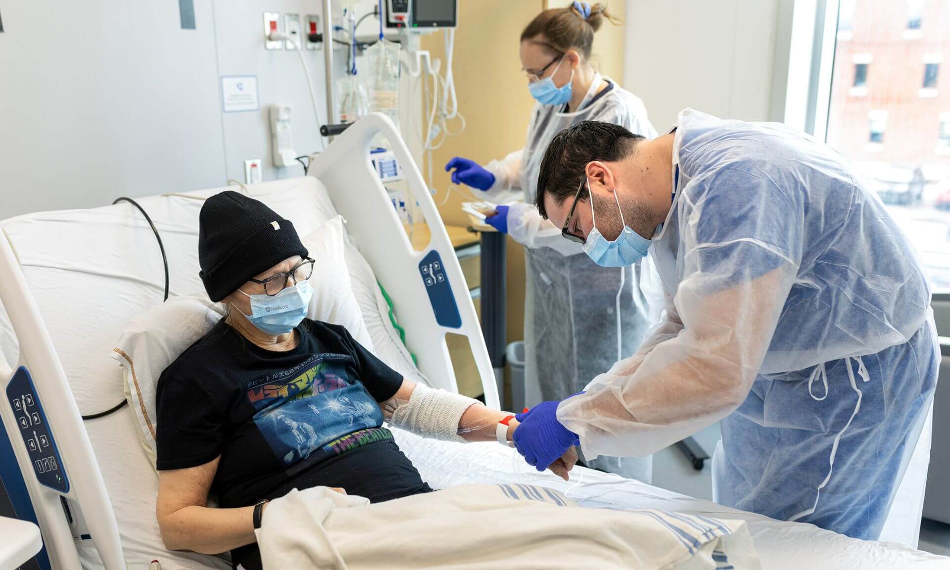 La procédure permet de traiter des maladies complexes. Selon le Dr Ahmad, on efface un système immunitaire malade pour en rebâtir un nouveau.