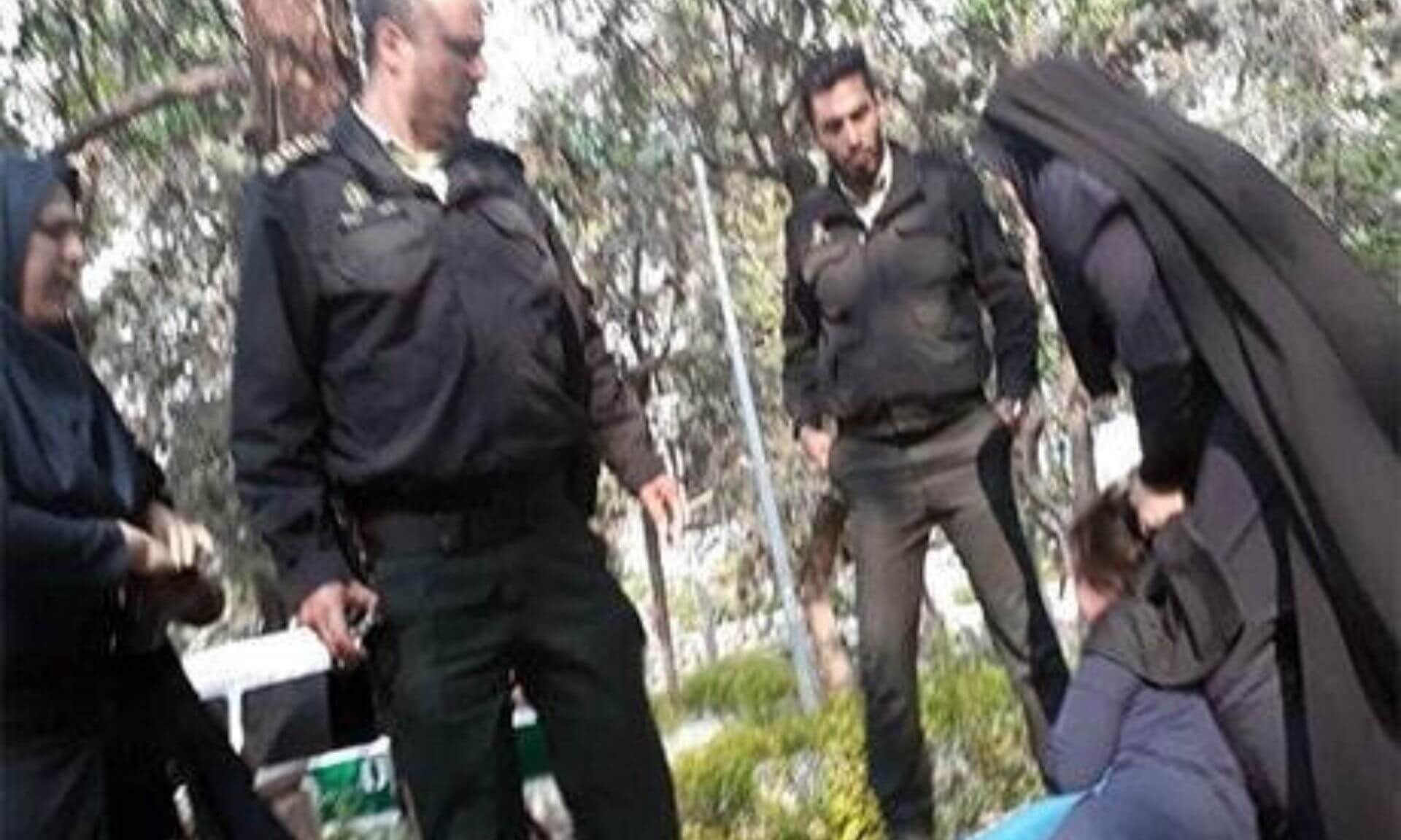 Dans les vidéos de rue, ce sont souvent des agentes qui amorcent l'affrontement avec d'autres femmes ne portant pas le voile, avant que des hommes interviennent pour renforcer l'arrestation. Cette réalité est absente des films officiels, qui évitent de montrer des femmes s'en prenant à d'autres femmes.