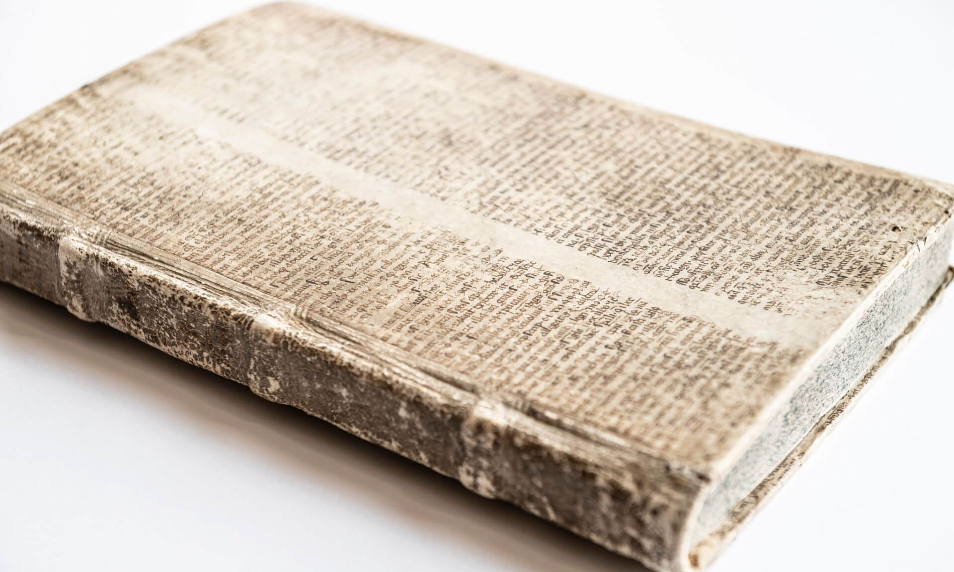 La reliure de ce livre intègre des feuillets manuscrits du 14e siècle.
