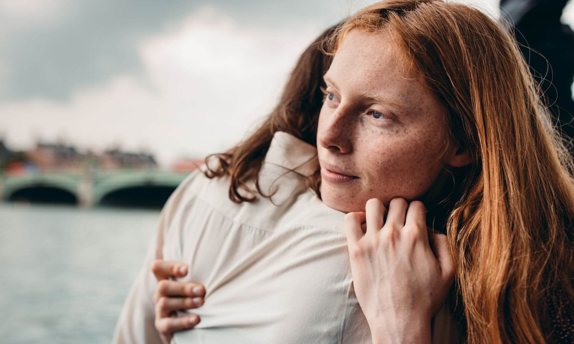 Les auteurs indiquent que les expériences de stigmatisation et de discrimination peuvent favoriser une plus grande dépendance aux relations intimes et des systèmes de soutien plus intentionnels.