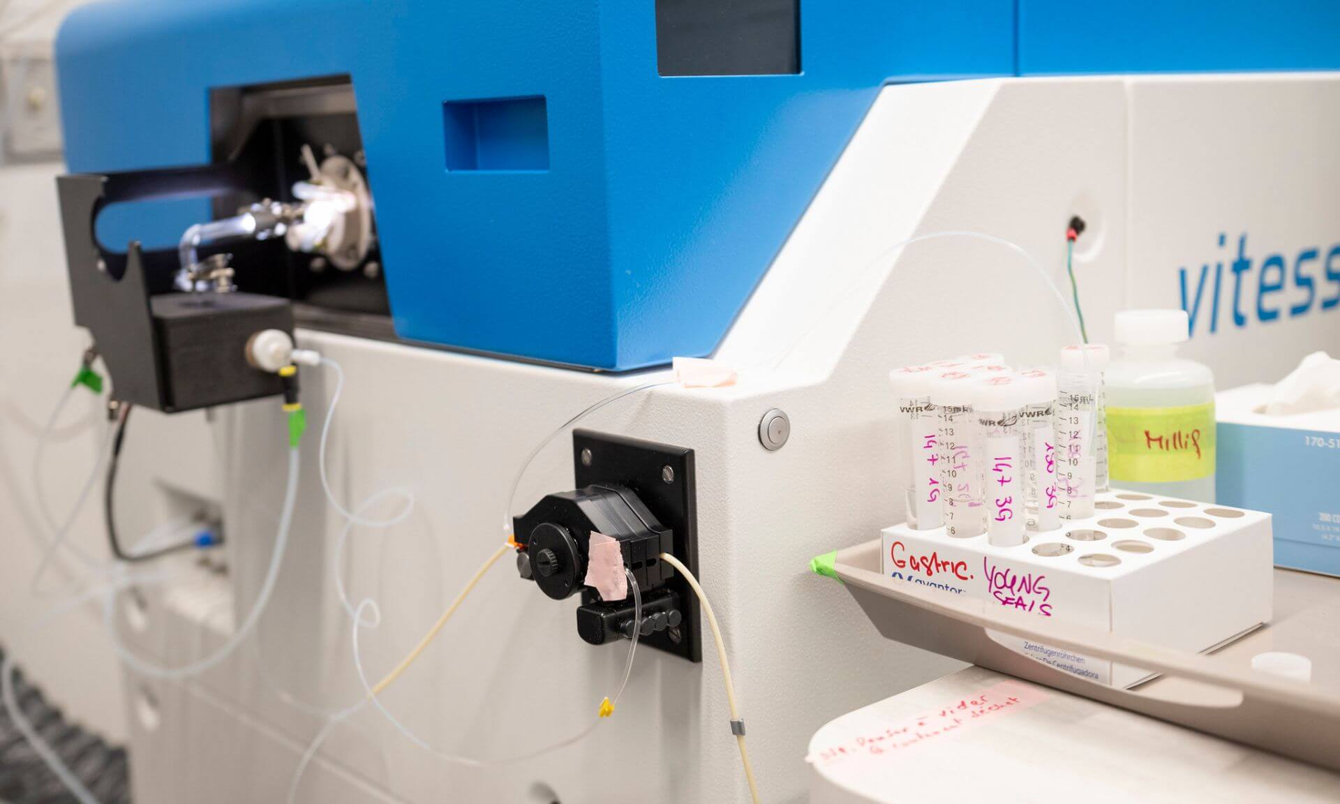 Un ICP-TOF-MS (pour Inductively Coupled Plasma Time-of-Flight Mass Spectrometry), en train d'analyser les formes de mercure dans des échantillons de foie de phoque.