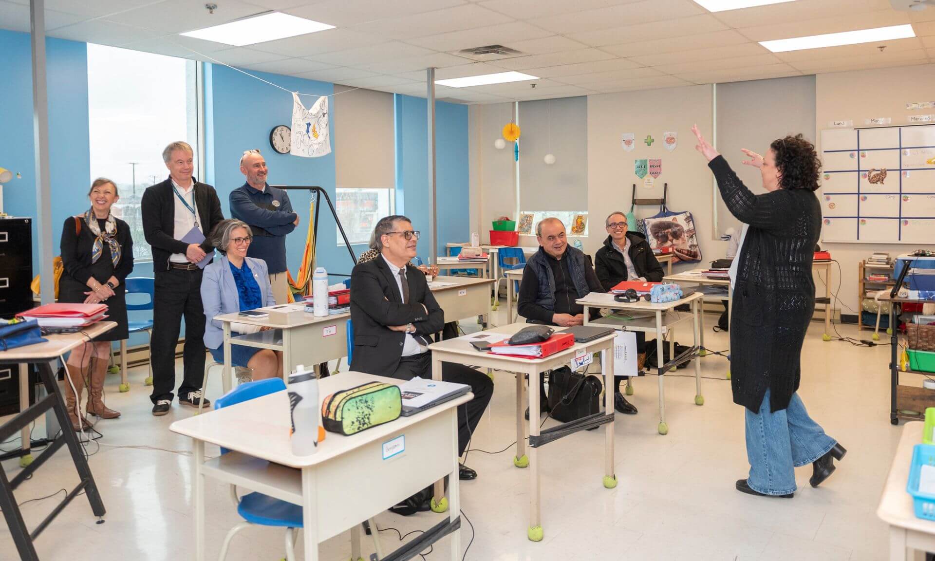 La coordonnatrice à l'innovation, à la réussite et aux services pédagogiques de l'école Vanguard, Vanessa Dandavino, explique le fonctionnement d'une classe type de son établissement aux membres de la délégation de l'UdeM. De gauche à droite, on aperçoit Nathalie Loye, Robert David, Ahlem Ammar, Michel-Éric Fournelle, Mehdi Ezzine, Mirko G. Forni et Abdelwahab Chaoued