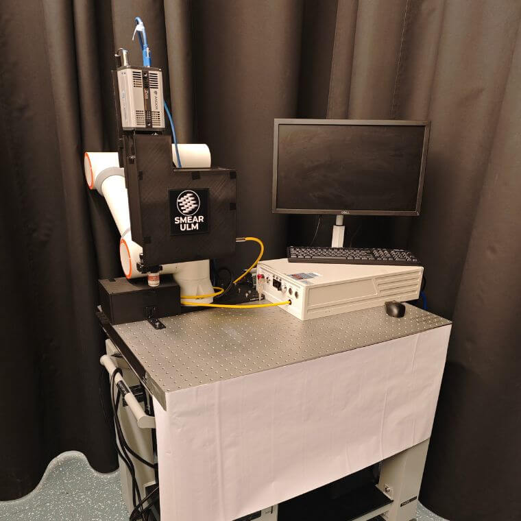 Le système SMEAR-ULM intégré, monté sur un bras robotisé et un chariot mobile, permet un positionnement autonome et précis.