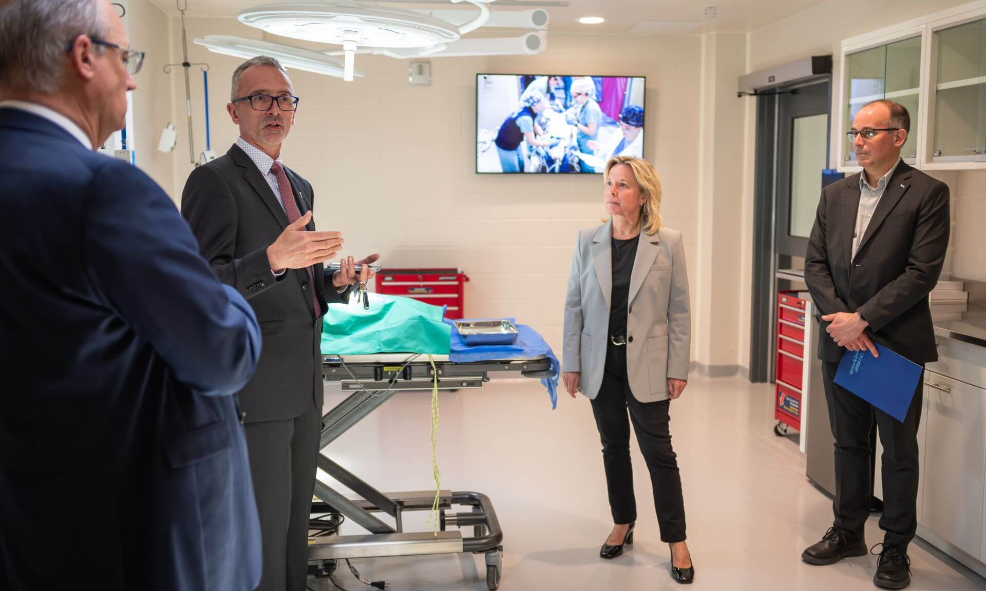 Le pavillon comprend notamment des salles de classe, un centre de simulation et de réalité virtuelle vétérinaire, une salle de chirurgie, une salle de radiologie, des laboratoires, une animalerie et des bureaux.