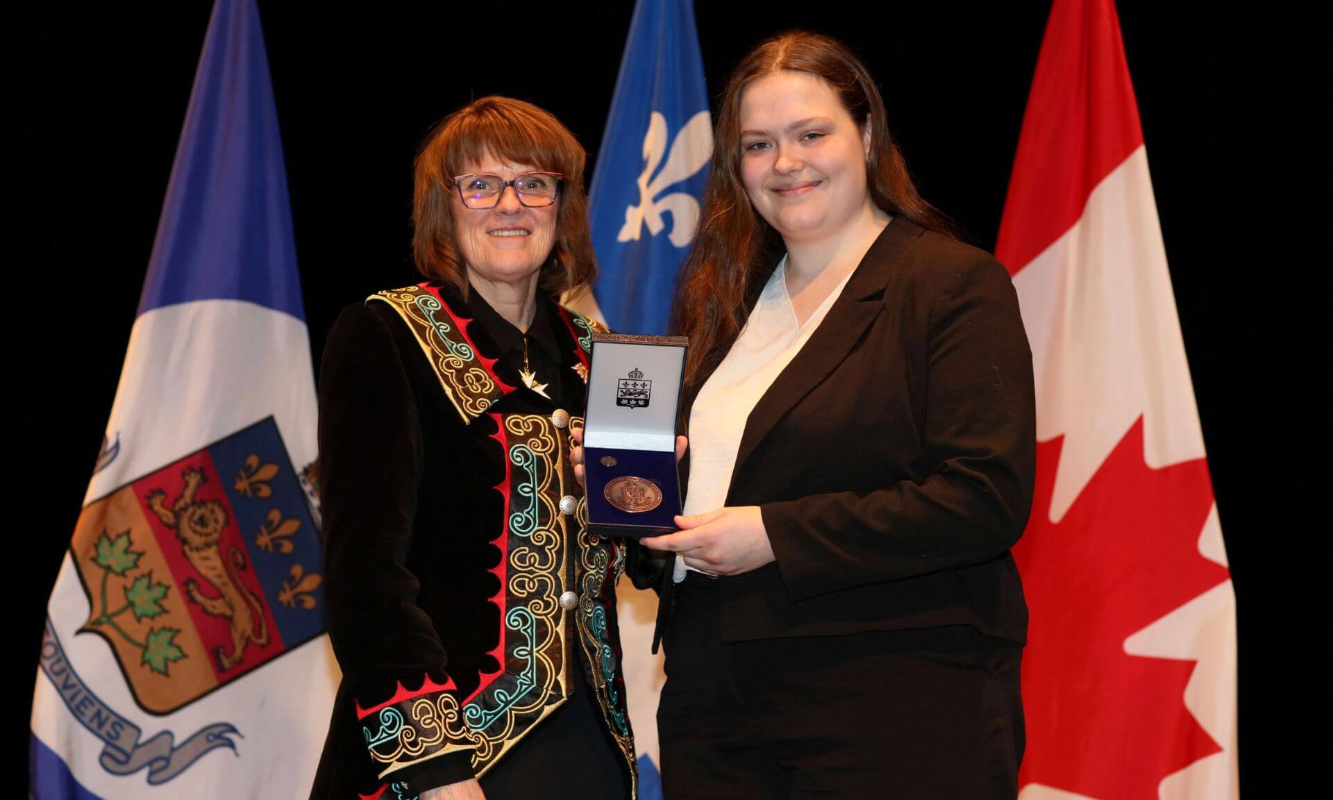 L’honorable Manon Jeannotte, lieutenante-gouverneure du Québec, remet la médaille à Élisabeth Bisaillon, finissante en enseignement.