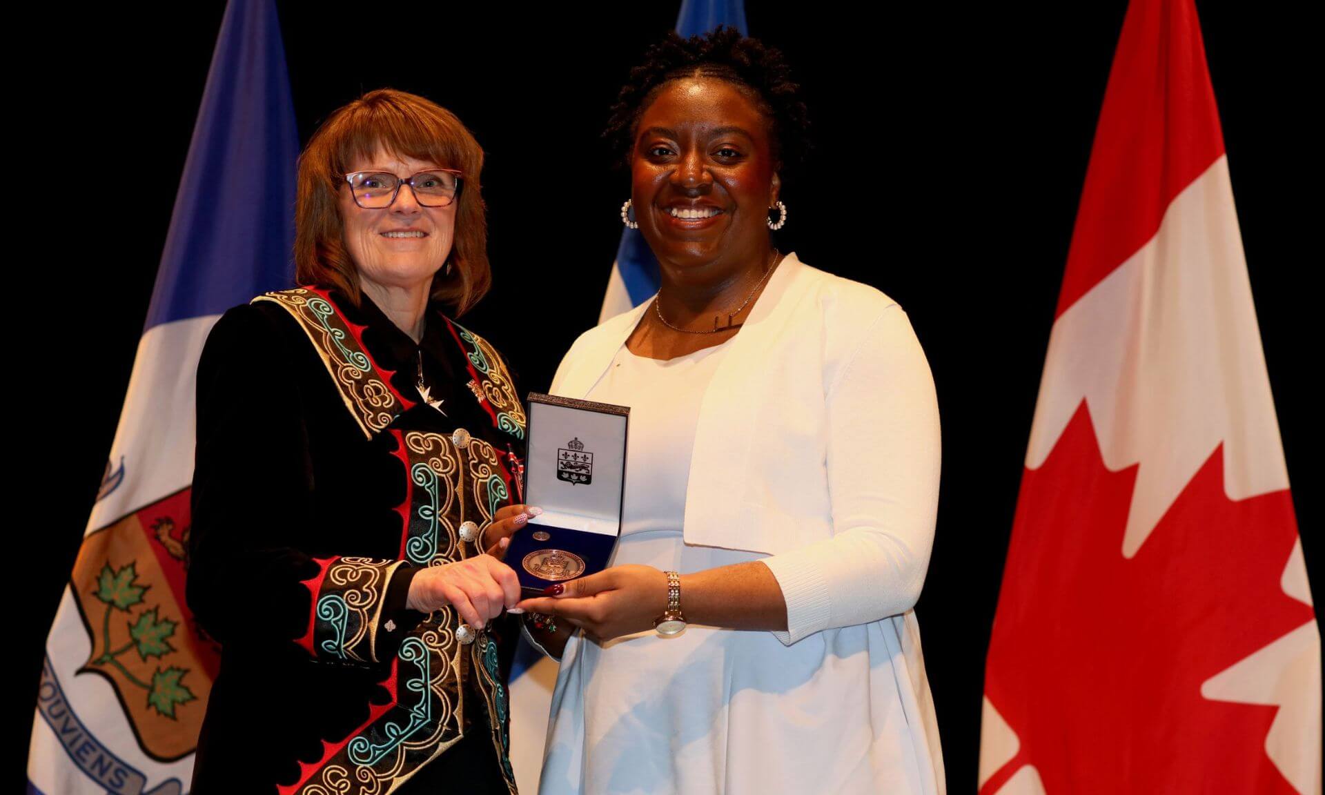 L’honorable Manon Jeannotte, lieutenante-gouverneure du Québec, remet la médaille à Fabiola Ngamaleu Teumeni, étudiante en psychologie.
