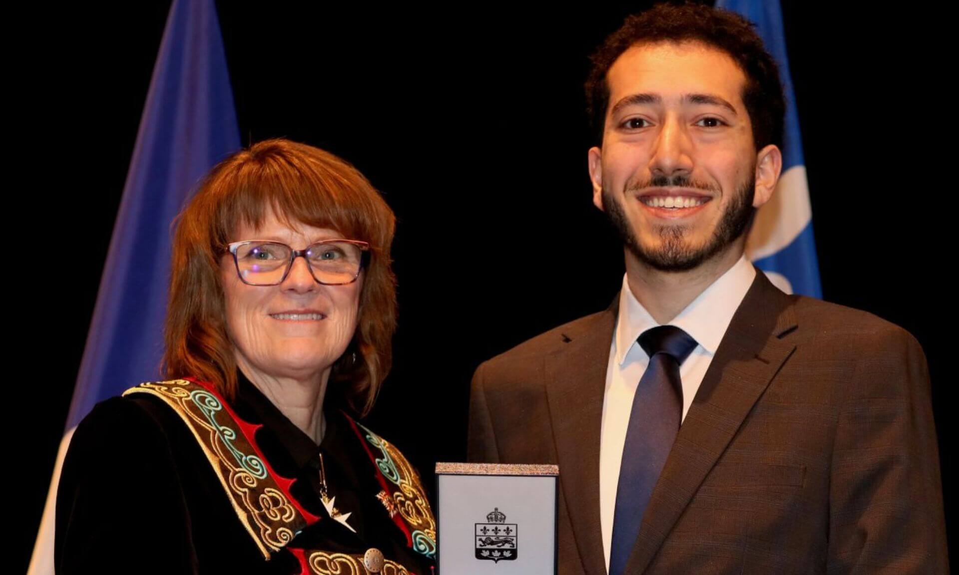 L’honorable Manon Jeannotte, lieutenante-gouverneure du Québec, remet la médaille à Othmane Zekraoui, étudiant en médecine.