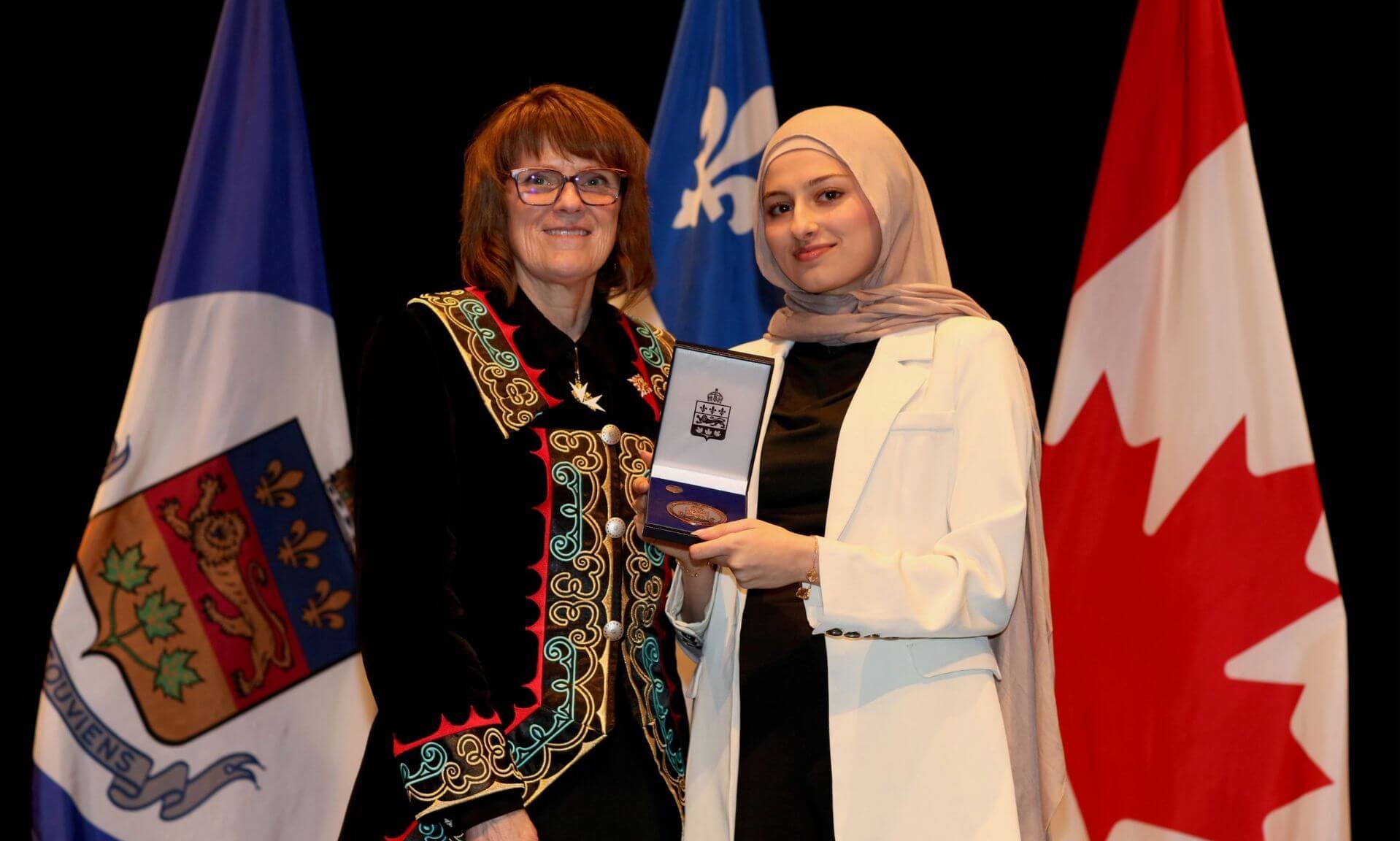 L’honorable Manon Jeannotte, lieutenante-gouverneure du Québec, remet la médaille à Nada Barakat, étudiante finissante en médecine.