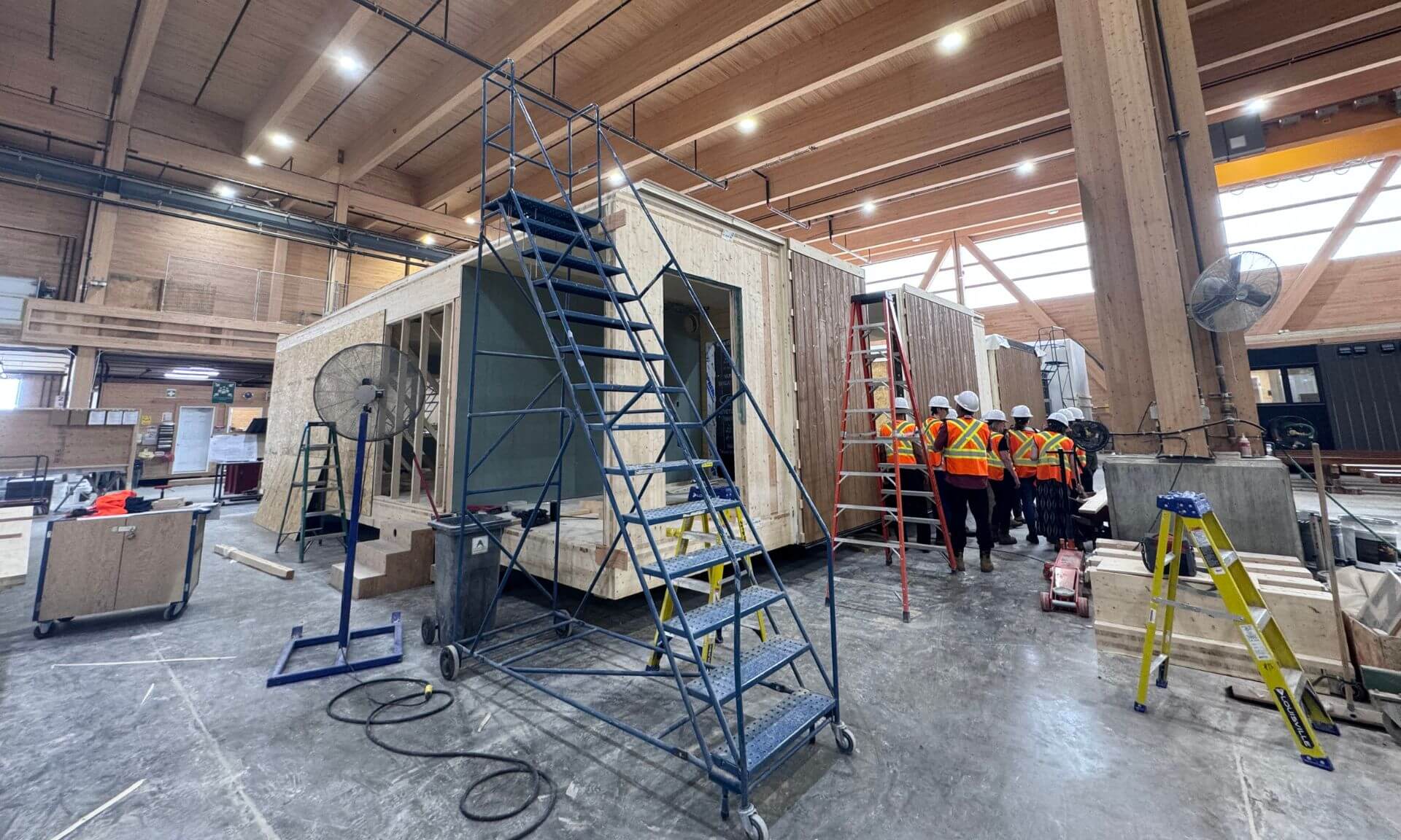 Visite du secteur de fabrication de panneaux de bois lamellé-croisé et construction modulable à l’usine Chantiers Chibougamau